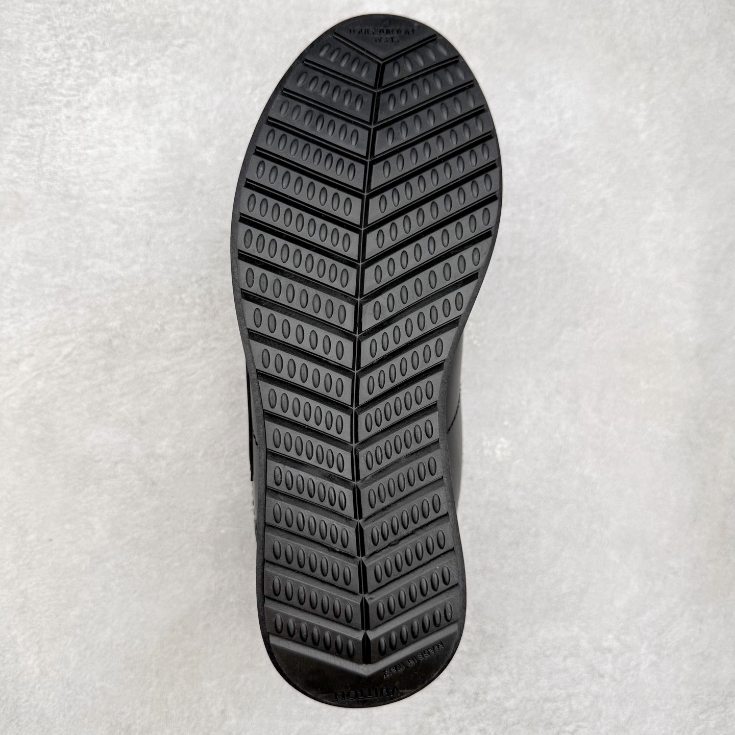 图片[9]-LOUIS VUITTON x Nigo lv联名款 Buttersoft 牛皮革羊皮革 FW25 图案压纹 圆头系带 低帮 生活休闲鞋 男女同款 白色 外贸零售特供批次 2023全新纸板数据 印花高频效果碾压市面 市售天花板产物 耗时半年巨作 全套原厂新版原纸板楦头开发 原厂特供皮料加持 市场所有版本中综合最强的货品 GD实力大厂出品 全网最全配色更新最快 最成熟的做工稳定的品控 完美鞋型超高的清洁度 零毛边线头瑕疵 全套原楦原纸版原鞋开模 全网最具灵魂的版型 正确原装黄色鞋盒 正确中底印花 鞋面印花3D高频深度立体 全鞋电脑针车 紧密相连 针距密度一致 环保乳胶注塑鞋垫 厚度脚感还原原版 皮面裁剪部位 统一油边封口工艺 原装橡胶大底含胶量大底组合零偏差 专柜全套包装 防尘袋 说明书 质保卡 男女鞋 尺码：35 36 37 38 39 40 41 42 43 44 45-选品中心