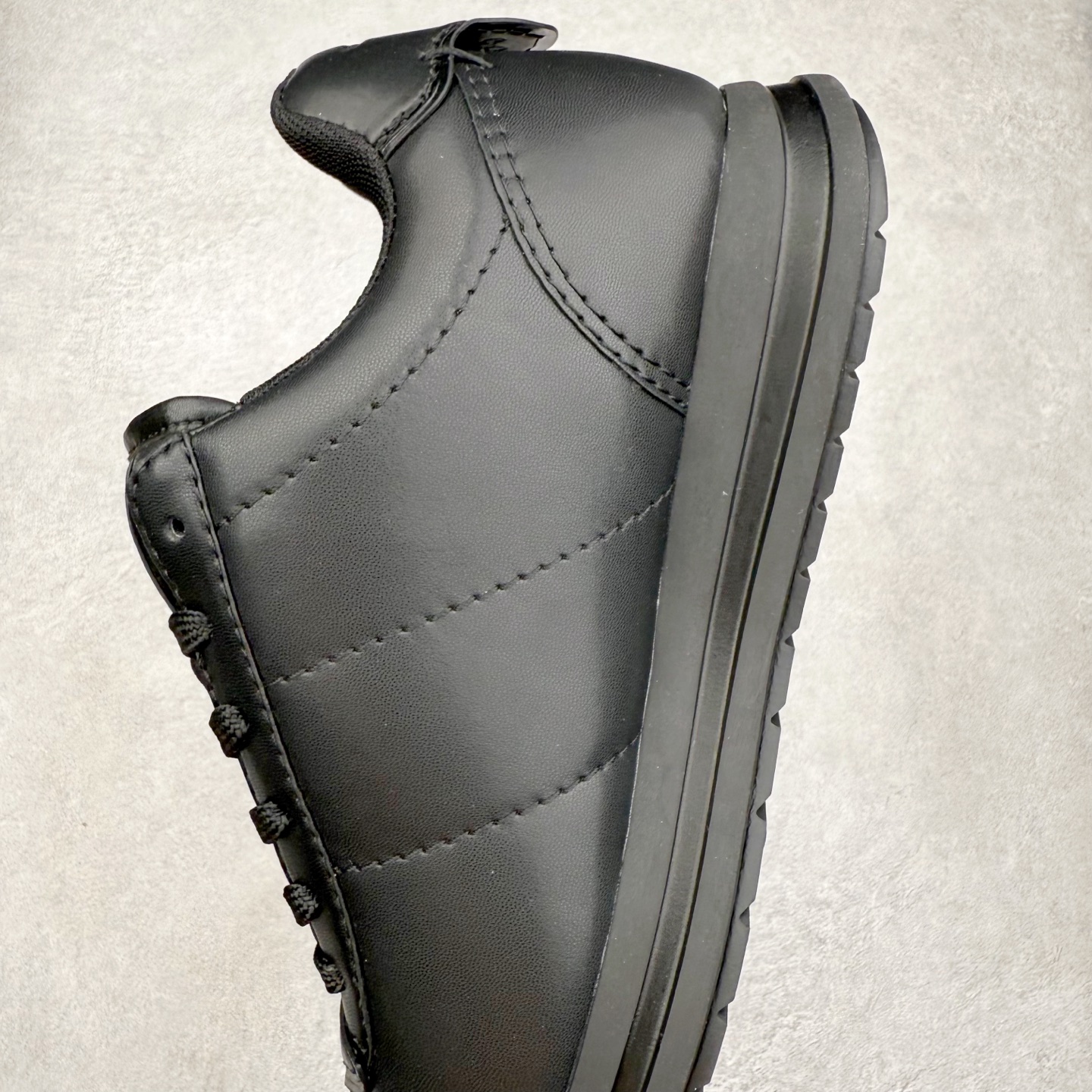 图片[7]-LOUIS VUITTON x Nigo lv联名款 Buttersoft 牛皮革羊皮革 FW25 图案压纹 圆头系带 低帮 生活休闲鞋 男女同款 白色 外贸零售特供批次 2023全新纸板数据 印花高频效果碾压市面 市售天花板产物 耗时半年巨作 全套原厂新版原纸板楦头开发 原厂特供皮料加持 市场所有版本中综合最强的货品 GD实力大厂出品 全网最全配色更新最快 最成熟的做工稳定的品控 完美鞋型超高的清洁度 零毛边线头瑕疵 全套原楦原纸版原鞋开模 全网最具灵魂的版型 正确原装黄色鞋盒 正确中底印花 鞋面印花3D高频深度立体 全鞋电脑针车 紧密相连 针距密度一致 环保乳胶注塑鞋垫 厚度脚感还原原版 皮面裁剪部位 统一油边封口工艺 原装橡胶大底含胶量大底组合零偏差 专柜全套包装 防尘袋 说明书 质保卡 男女鞋 尺码：35 36 37 38 39 40 41 42 43 44 45-选品中心