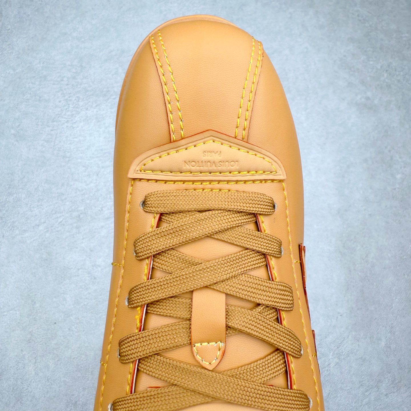 图片[4]-LOUIS VUITTON x Nigo lv联名款 Buttersoft 牛皮革羊皮革 FW25 图案压纹 圆头系带 低帮 生活休闲鞋 男女同款 白色 外贸零售特供批次 2023全新纸板数据 印花高频效果碾压市面 市售天花板产物 耗时半年巨作 全套原厂新版原纸板楦头开发 原厂特供皮料加持 市场所有版本中综合最强的货品 GD实力大厂出品 全网最全配色更新最快 最成熟的做工稳定的品控 完美鞋型超高的清洁度 零毛边线头瑕疵 全套原楦原纸版原鞋开模 全网最具灵魂的版型 正确原装黄色鞋盒 正确中底印花 鞋面印花3D高频深度立体 全鞋电脑针车 紧密相连 针距密度一致 环保乳胶注塑鞋垫 厚度脚感还原原版 皮面裁剪部位 统一油边封口工艺 原装橡胶大底含胶量大底组合零偏差 专柜全套包装 防尘袋 说明书 质保卡 男女鞋 尺码：35 36 37 38 39 40 41 42 43 44 45-选品中心