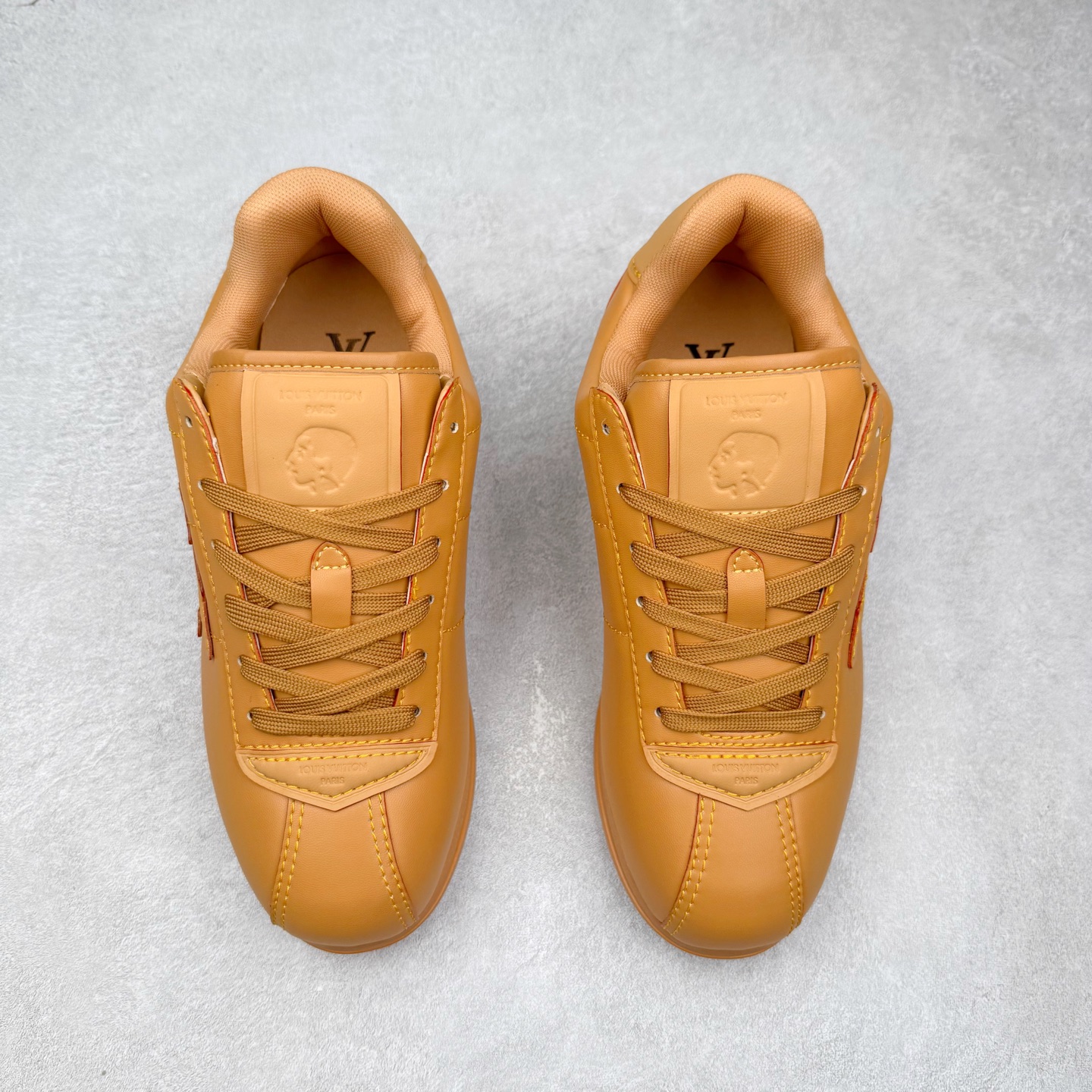 图片[2]-LOUIS VUITTON x Nigo lv联名款 Buttersoft 牛皮革羊皮革 FW25 图案压纹 圆头系带 低帮 生活休闲鞋 男女同款 白色 外贸零售特供批次 2023全新纸板数据 印花高频效果碾压市面 市售天花板产物 耗时半年巨作 全套原厂新版原纸板楦头开发 原厂特供皮料加持 市场所有版本中综合最强的货品 GD实力大厂出品 全网最全配色更新最快 最成熟的做工稳定的品控 完美鞋型超高的清洁度 零毛边线头瑕疵 全套原楦原纸版原鞋开模 全网最具灵魂的版型 正确原装黄色鞋盒 正确中底印花 鞋面印花3D高频深度立体 全鞋电脑针车 紧密相连 针距密度一致 环保乳胶注塑鞋垫 厚度脚感还原原版 皮面裁剪部位 统一油边封口工艺 原装橡胶大底含胶量大底组合零偏差 专柜全套包装 防尘袋 说明书 质保卡 男女鞋 尺码：35 36 37 38 39 40 41 42 43 44 45-选品中心