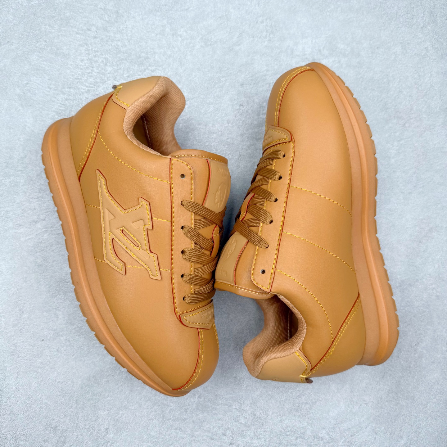 图片[3]-LOUIS VUITTON x Nigo lv联名款 Buttersoft 牛皮革羊皮革 FW25 图案压纹 圆头系带 低帮 生活休闲鞋 男女同款 白色 外贸零售特供批次 2023全新纸板数据 印花高频效果碾压市面 市售天花板产物 耗时半年巨作 全套原厂新版原纸板楦头开发 原厂特供皮料加持 市场所有版本中综合最强的货品 GD实力大厂出品 全网最全配色更新最快 最成熟的做工稳定的品控 完美鞋型超高的清洁度 零毛边线头瑕疵 全套原楦原纸版原鞋开模 全网最具灵魂的版型 正确原装黄色鞋盒 正确中底印花 鞋面印花3D高频深度立体 全鞋电脑针车 紧密相连 针距密度一致 环保乳胶注塑鞋垫 厚度脚感还原原版 皮面裁剪部位 统一油边封口工艺 原装橡胶大底含胶量大底组合零偏差 专柜全套包装 防尘袋 说明书 质保卡 男女鞋 尺码：35 36 37 38 39 40 41 42 43 44 45-选品中心