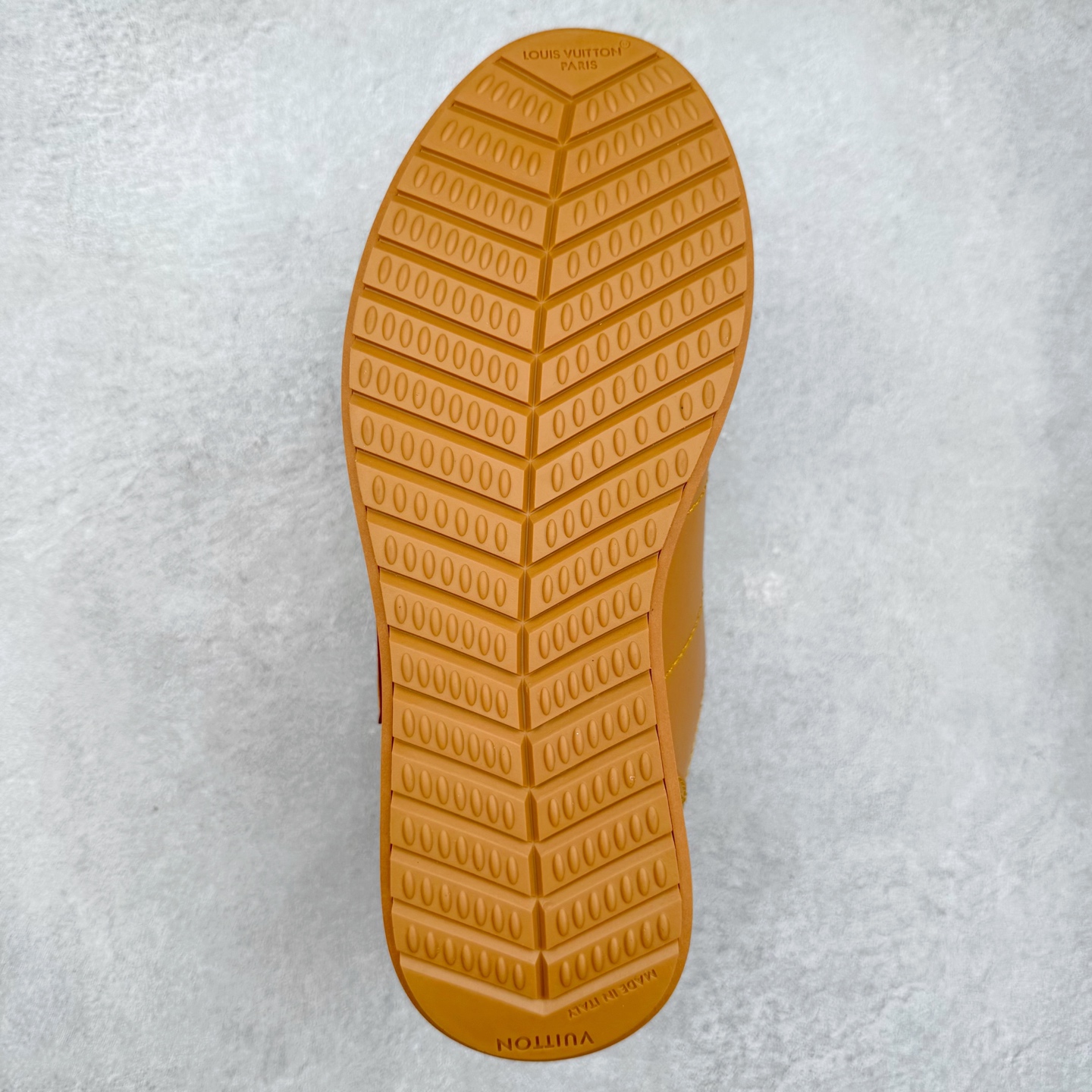 图片[9]-LOUIS VUITTON x Nigo lv联名款 Buttersoft 牛皮革羊皮革 FW25 图案压纹 圆头系带 低帮 生活休闲鞋 男女同款 白色 外贸零售特供批次 2023全新纸板数据 印花高频效果碾压市面 市售天花板产物 耗时半年巨作 全套原厂新版原纸板楦头开发 原厂特供皮料加持 市场所有版本中综合最强的货品 GD实力大厂出品 全网最全配色更新最快 最成熟的做工稳定的品控 完美鞋型超高的清洁度 零毛边线头瑕疵 全套原楦原纸版原鞋开模 全网最具灵魂的版型 正确原装黄色鞋盒 正确中底印花 鞋面印花3D高频深度立体 全鞋电脑针车 紧密相连 针距密度一致 环保乳胶注塑鞋垫 厚度脚感还原原版 皮面裁剪部位 统一油边封口工艺 原装橡胶大底含胶量大底组合零偏差 专柜全套包装 防尘袋 说明书 质保卡 男女鞋 尺码：35 36 37 38 39 40 41 42 43 44 45-选品中心