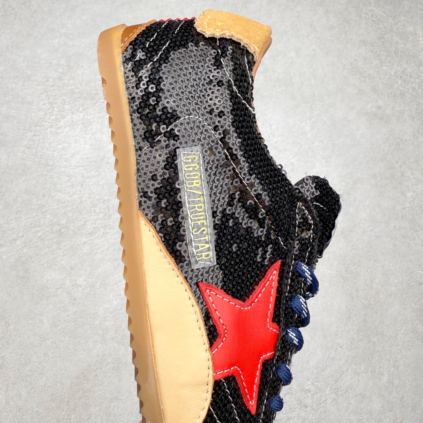 图片[6]-Golden Goose True Star 25s最新款 易烊千玺 萱美 王一博 朱亚文同款小红书爆款运动鞋 采用进口牛皮羊皮内里 舒适感爆满 Golden Goose True Star「为叛逆而生」的鞋履，其价值不仅在于材质与工艺，更在于对主流审美规则的颠覆。它适合那些追求「非标准化时尚」、愿意为独特性支付溢价的消费者，尤其在潮流易逝的当下，其手工做旧设计反而赋予产品「反潮流」的永恒感。然而，对于务实型消费者而言，高昂的价格、小众的风格以及相对复杂的护理需求（如避免接触尖锐物体）可能使其性价比大打折扣。若将其视为「可穿戴的艺术品」，True Star 无疑是成功的；若以传统鞋履标准衡量，它则更像是一场关于时尚哲学的实验。#记录吧就现在 #goldengoose #易烊千玺 #ggdb #宝藏男孩易烊千玺 #鞋控の日常 #潮流薯 #复古穿搭 尺码：35 36 37 38 39 40 41 42 43 44 45-选品中心