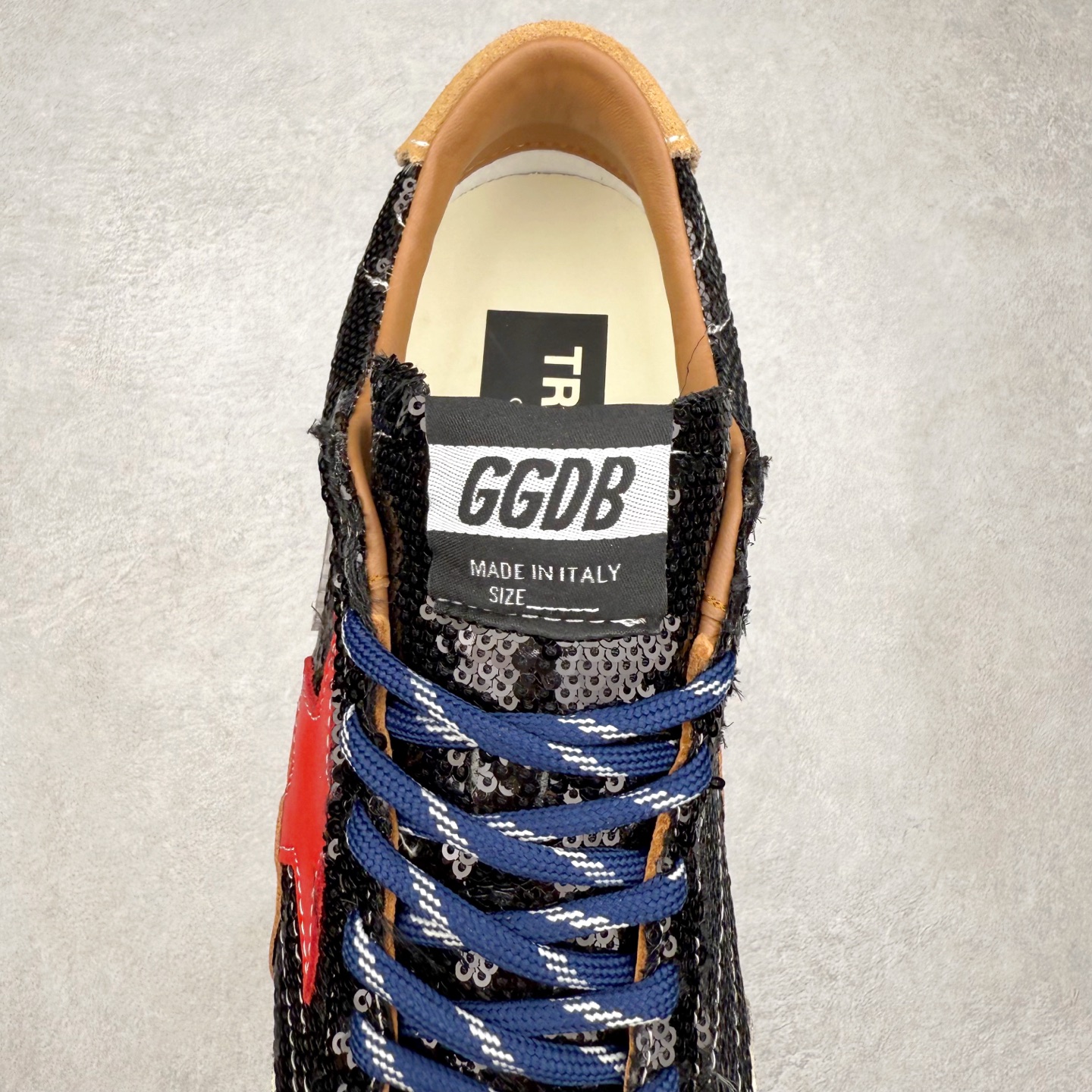 图片[5]-Golden Goose True Star 25s最新款 易烊千玺 萱美 王一博 朱亚文同款小红书爆款运动鞋 采用进口牛皮羊皮内里 舒适感爆满 Golden Goose True Star「为叛逆而生」的鞋履，其价值不仅在于材质与工艺，更在于对主流审美规则的颠覆。它适合那些追求「非标准化时尚」、愿意为独特性支付溢价的消费者，尤其在潮流易逝的当下，其手工做旧设计反而赋予产品「反潮流」的永恒感。然而，对于务实型消费者而言，高昂的价格、小众的风格以及相对复杂的护理需求（如避免接触尖锐物体）可能使其性价比大打折扣。若将其视为「可穿戴的艺术品」，True Star 无疑是成功的；若以传统鞋履标准衡量，它则更像是一场关于时尚哲学的实验。#记录吧就现在 #goldengoose #易烊千玺 #ggdb #宝藏男孩易烊千玺 #鞋控の日常 #潮流薯 #复古穿搭 尺码：35 36 37 38 39 40 41 42 43 44 45-选品中心