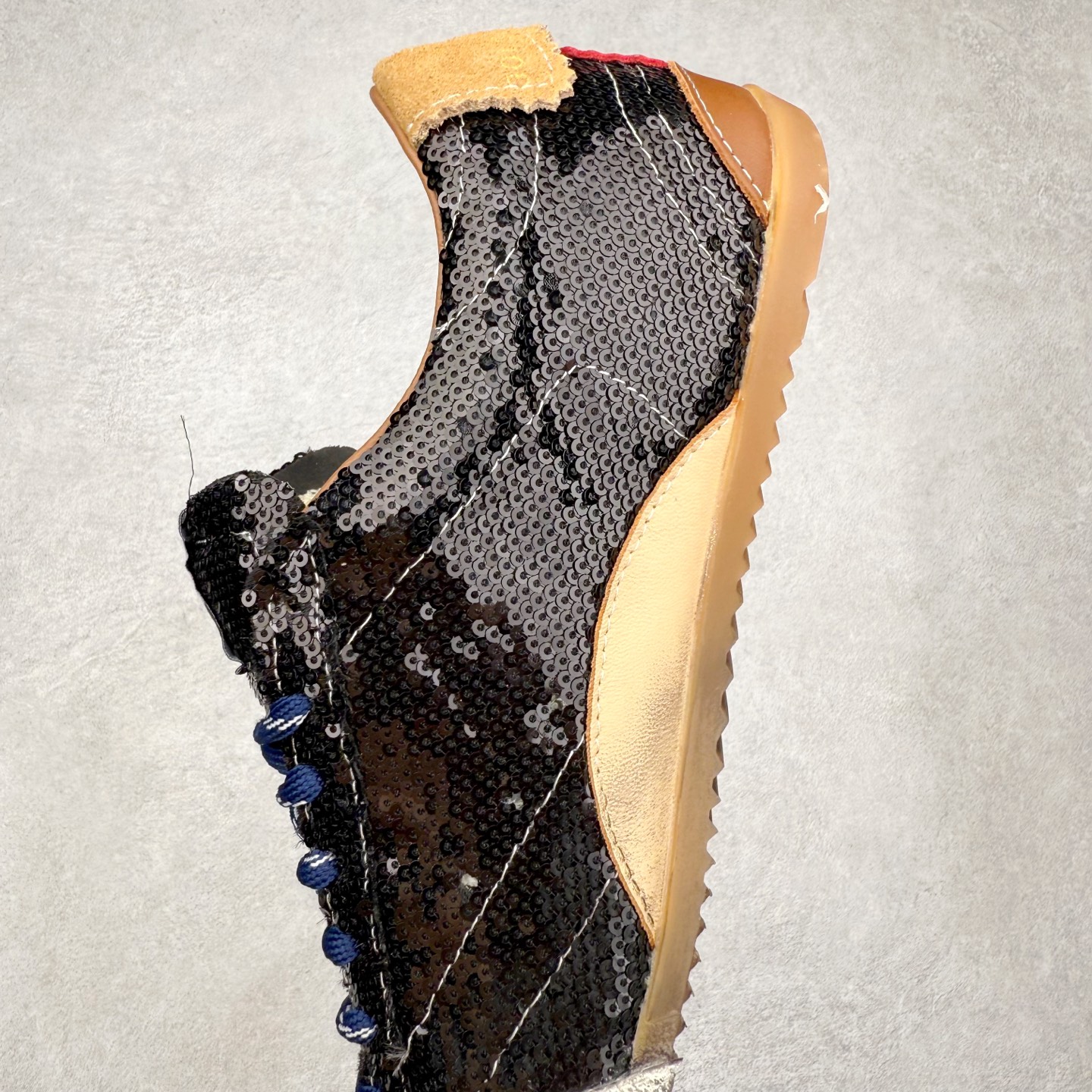 图片[7]-Golden Goose True Star 25s最新款 易烊千玺 萱美 王一博 朱亚文同款小红书爆款运动鞋 采用进口牛皮羊皮内里 舒适感爆满 Golden Goose True Star「为叛逆而生」的鞋履，其价值不仅在于材质与工艺，更在于对主流审美规则的颠覆。它适合那些追求「非标准化时尚」、愿意为独特性支付溢价的消费者，尤其在潮流易逝的当下，其手工做旧设计反而赋予产品「反潮流」的永恒感。然而，对于务实型消费者而言，高昂的价格、小众的风格以及相对复杂的护理需求（如避免接触尖锐物体）可能使其性价比大打折扣。若将其视为「可穿戴的艺术品」，True Star 无疑是成功的；若以传统鞋履标准衡量，它则更像是一场关于时尚哲学的实验。#记录吧就现在 #goldengoose #易烊千玺 #ggdb #宝藏男孩易烊千玺 #鞋控の日常 #潮流薯 #复古穿搭 尺码：35 36 37 38 39 40 41 42 43 44 45-选品中心