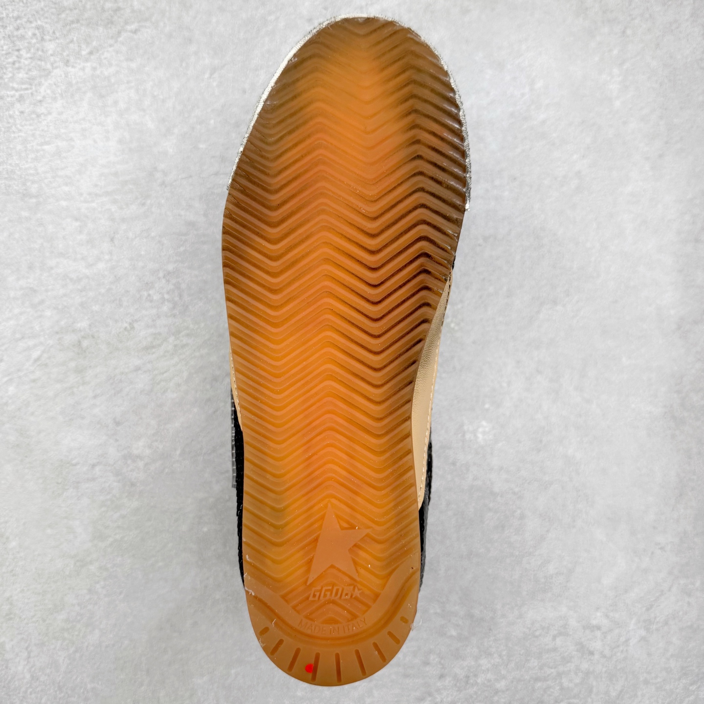 图片[9]-Golden Goose True Star 25s最新款 易烊千玺 萱美 王一博 朱亚文同款小红书爆款运动鞋 采用进口牛皮羊皮内里 舒适感爆满 Golden Goose True Star「为叛逆而生」的鞋履，其价值不仅在于材质与工艺，更在于对主流审美规则的颠覆。它适合那些追求「非标准化时尚」、愿意为独特性支付溢价的消费者，尤其在潮流易逝的当下，其手工做旧设计反而赋予产品「反潮流」的永恒感。然而，对于务实型消费者而言，高昂的价格、小众的风格以及相对复杂的护理需求（如避免接触尖锐物体）可能使其性价比大打折扣。若将其视为「可穿戴的艺术品」，True Star 无疑是成功的；若以传统鞋履标准衡量，它则更像是一场关于时尚哲学的实验。#记录吧就现在 #goldengoose #易烊千玺 #ggdb #宝藏男孩易烊千玺 #鞋控の日常 #潮流薯 #复古穿搭 尺码：35 36 37 38 39 40 41 42 43 44 45-选品中心