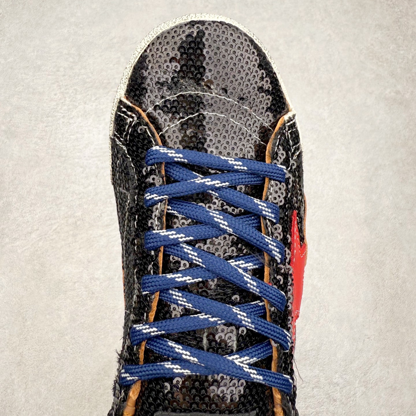 图片[4]-Golden Goose True Star 25s最新款 易烊千玺 萱美 王一博 朱亚文同款小红书爆款运动鞋 采用进口牛皮羊皮内里 舒适感爆满 Golden Goose True Star「为叛逆而生」的鞋履，其价值不仅在于材质与工艺，更在于对主流审美规则的颠覆。它适合那些追求「非标准化时尚」、愿意为独特性支付溢价的消费者，尤其在潮流易逝的当下，其手工做旧设计反而赋予产品「反潮流」的永恒感。然而，对于务实型消费者而言，高昂的价格、小众的风格以及相对复杂的护理需求（如避免接触尖锐物体）可能使其性价比大打折扣。若将其视为「可穿戴的艺术品」，True Star 无疑是成功的；若以传统鞋履标准衡量，它则更像是一场关于时尚哲学的实验。#记录吧就现在 #goldengoose #易烊千玺 #ggdb #宝藏男孩易烊千玺 #鞋控の日常 #潮流薯 #复古穿搭 尺码：35 36 37 38 39 40 41 42 43 44 45-选品中心