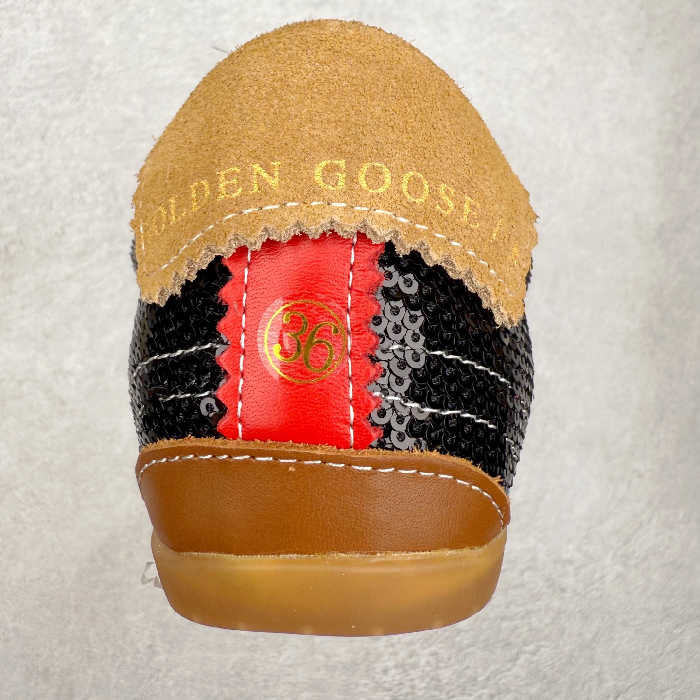 图片[8]-Golden Goose True Star 25s最新款 易烊千玺 萱美 王一博 朱亚文同款小红书爆款运动鞋 采用进口牛皮羊皮内里 舒适感爆满 Golden Goose True Star「为叛逆而生」的鞋履，其价值不仅在于材质与工艺，更在于对主流审美规则的颠覆。它适合那些追求「非标准化时尚」、愿意为独特性支付溢价的消费者，尤其在潮流易逝的当下，其手工做旧设计反而赋予产品「反潮流」的永恒感。然而，对于务实型消费者而言，高昂的价格、小众的风格以及相对复杂的护理需求（如避免接触尖锐物体）可能使其性价比大打折扣。若将其视为「可穿戴的艺术品」，True Star 无疑是成功的；若以传统鞋履标准衡量，它则更像是一场关于时尚哲学的实验。#记录吧就现在 #goldengoose #易烊千玺 #ggdb #宝藏男孩易烊千玺 #鞋控の日常 #潮流薯 #复古穿搭 尺码：35 36 37 38 39 40 41 42 43 44 45-选品中心