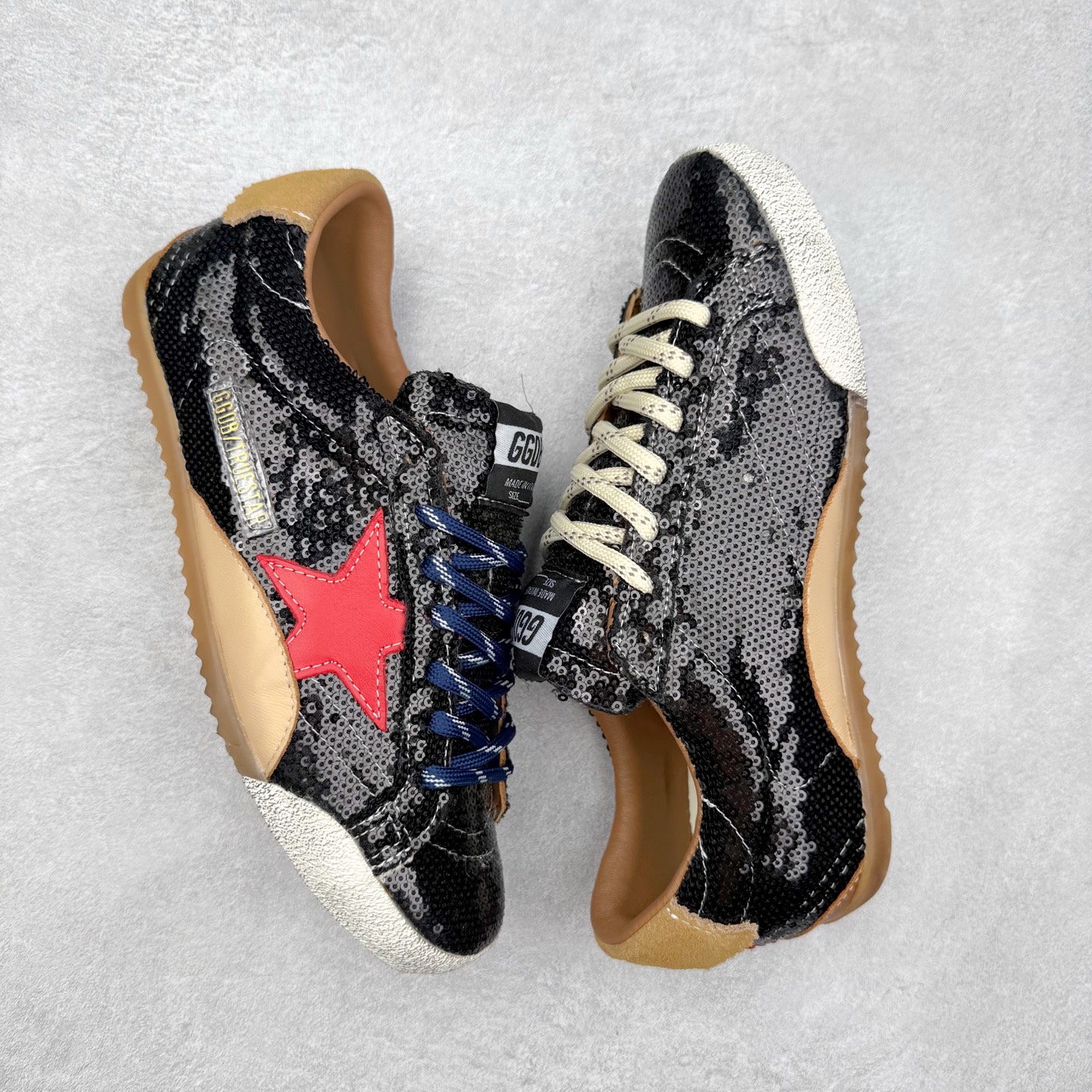 图片[3]-Golden Goose True Star 25s最新款 易烊千玺 萱美 王一博 朱亚文同款小红书爆款运动鞋 采用进口牛皮羊皮内里 舒适感爆满 Golden Goose True Star「为叛逆而生」的鞋履，其价值不仅在于材质与工艺，更在于对主流审美规则的颠覆。它适合那些追求「非标准化时尚」、愿意为独特性支付溢价的消费者，尤其在潮流易逝的当下，其手工做旧设计反而赋予产品「反潮流」的永恒感。然而，对于务实型消费者而言，高昂的价格、小众的风格以及相对复杂的护理需求（如避免接触尖锐物体）可能使其性价比大打折扣。若将其视为「可穿戴的艺术品」，True Star 无疑是成功的；若以传统鞋履标准衡量，它则更像是一场关于时尚哲学的实验。#记录吧就现在 #goldengoose #易烊千玺 #ggdb #宝藏男孩易烊千玺 #鞋控の日常 #潮流薯 #复古穿搭 尺码：35 36 37 38 39 40 41 42 43 44 45-选品中心