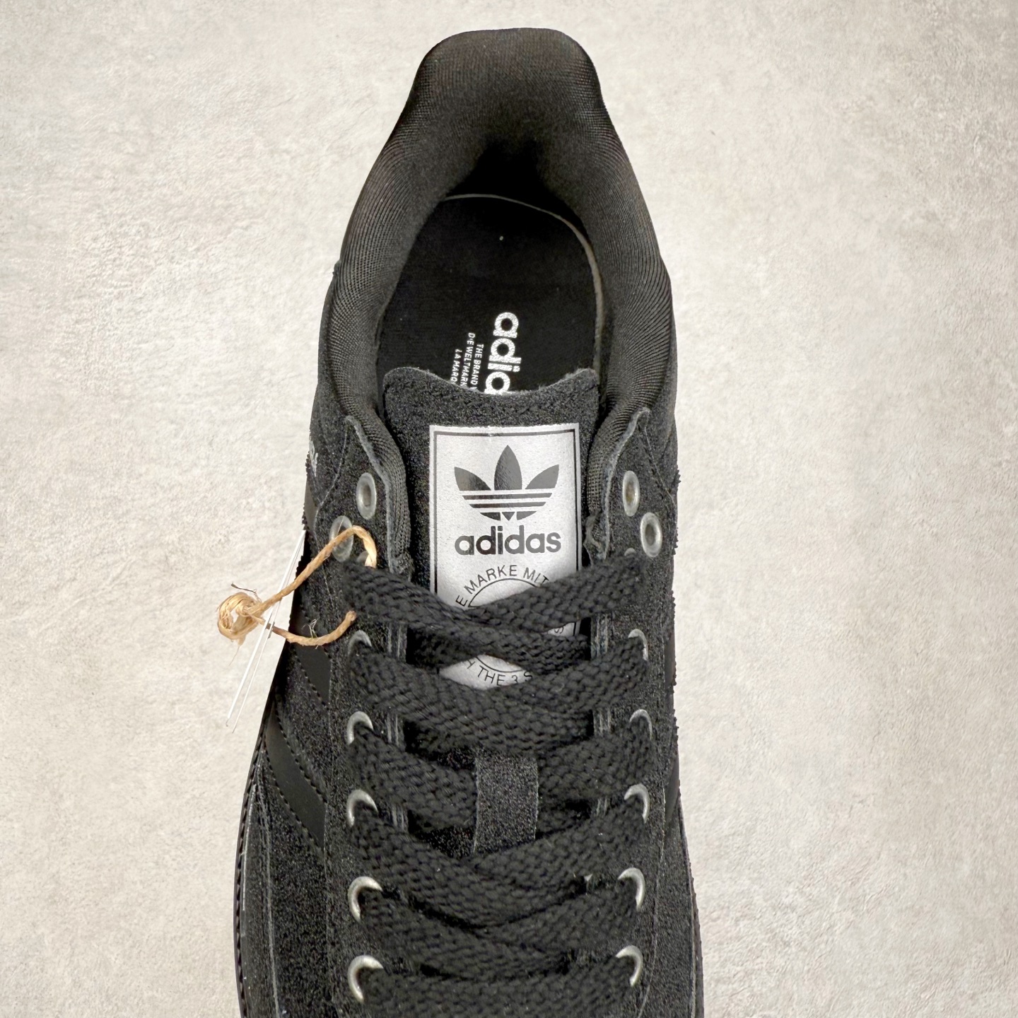 图片[5]-AD Original Samba OG 复古经典轻便板鞋 KI6265 口碑大厂出品 品控大底版型不断改良更新 全套原纸板楦头开发 确保原汁原味 完美呈现桑巴版型 一比一鞋头弧度高度鞋身弧度 此版本只针对中端市场 皮料材质有所更替 其他数据细节工艺流程均保持一致 绝不口嗨 细节品控鞋型随意对比 正确烫金高频细节 原装纳米超迁皮料 独家私模橡胶大底 原盒原配 这款桑巴鞋展示了高质量的工艺 带有装饰的超锁缝制和无缝的手感 柔软、柔软的皮革造型和标志性的3条纹完成了精致的外观 正规合身鞋带 鞋面上有绒面鞋垫 橡胶鞋底 享受正畸套筒软感 自50年代首次亮相以来就一直在赢得粉丝的青睐 尺码：35.5 36 36.5 37.5 38 38.5 39 40 40.5 41 42 42.5 43 44 44.5 45-选品中心