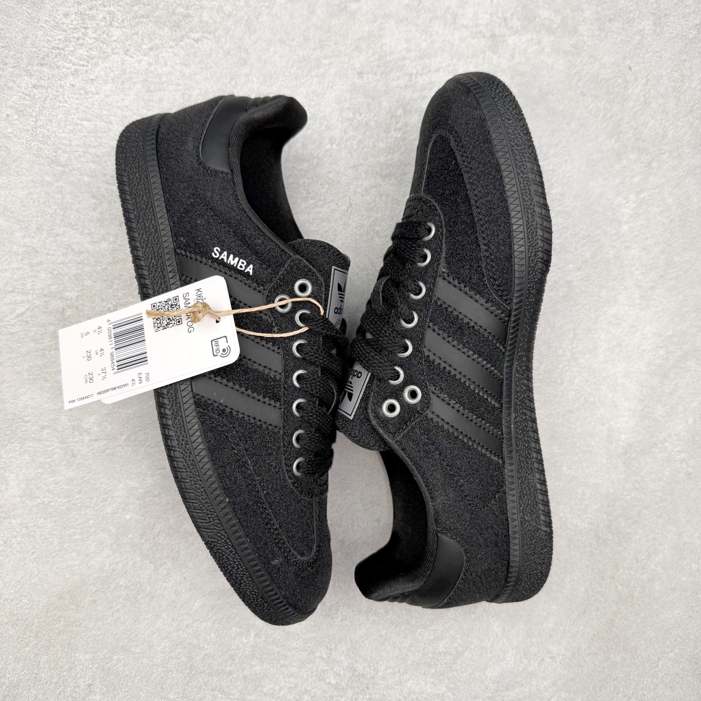 图片[3]-AD Original Samba OG 复古经典轻便板鞋 KI6265 口碑大厂出品 品控大底版型不断改良更新 全套原纸板楦头开发 确保原汁原味 完美呈现桑巴版型 一比一鞋头弧度高度鞋身弧度 此版本只针对中端市场 皮料材质有所更替 其他数据细节工艺流程均保持一致 绝不口嗨 细节品控鞋型随意对比 正确烫金高频细节 原装纳米超迁皮料 独家私模橡胶大底 原盒原配 这款桑巴鞋展示了高质量的工艺 带有装饰的超锁缝制和无缝的手感 柔软、柔软的皮革造型和标志性的3条纹完成了精致的外观 正规合身鞋带 鞋面上有绒面鞋垫 橡胶鞋底 享受正畸套筒软感 自50年代首次亮相以来就一直在赢得粉丝的青睐 尺码：35.5 36 36.5 37.5 38 38.5 39 40 40.5 41 42 42.5 43 44 44.5 45-选品中心