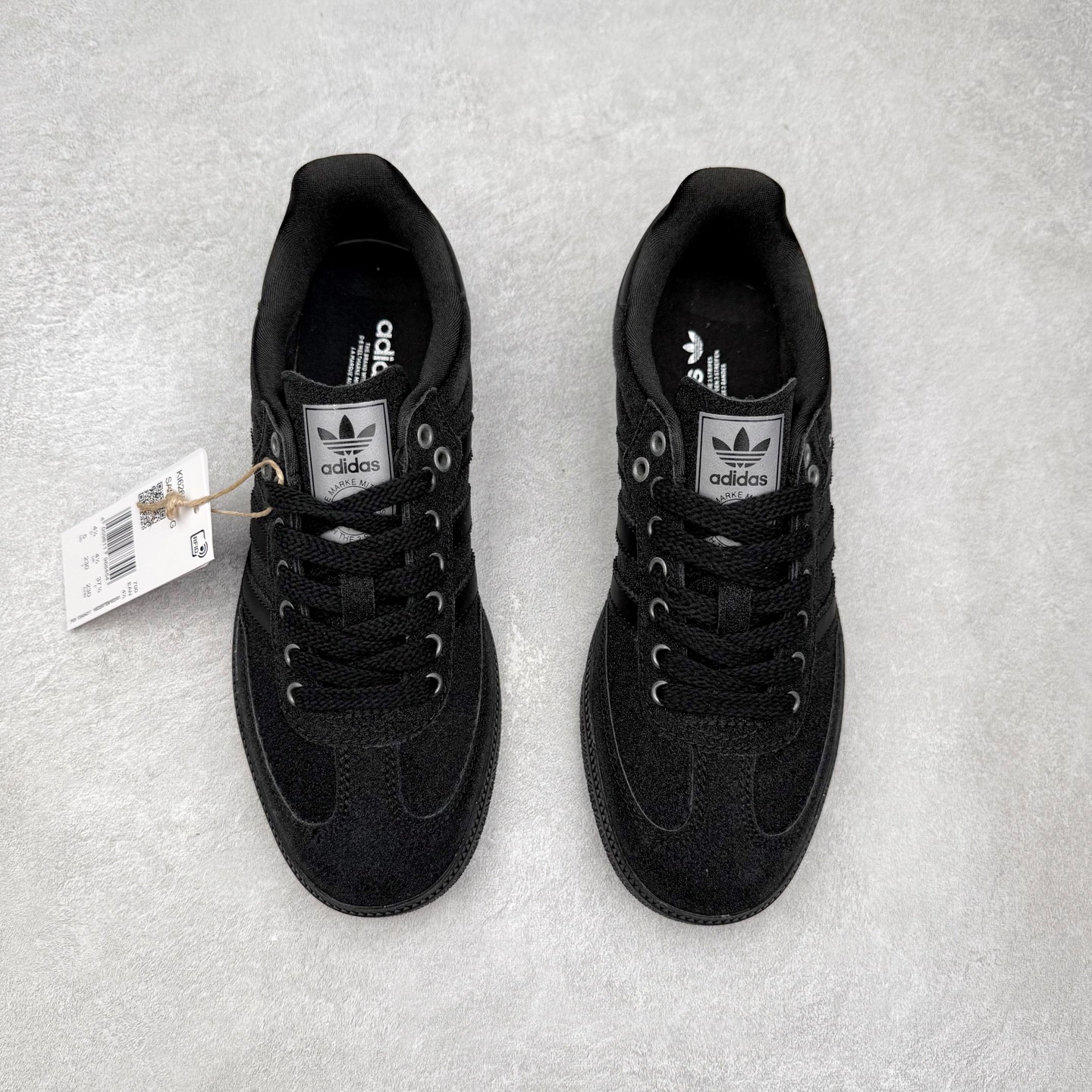 图片[2]-AD Original Samba OG 复古经典轻便板鞋 KI6265 口碑大厂出品 品控大底版型不断改良更新 全套原纸板楦头开发 确保原汁原味 完美呈现桑巴版型 一比一鞋头弧度高度鞋身弧度 此版本只针对中端市场 皮料材质有所更替 其他数据细节工艺流程均保持一致 绝不口嗨 细节品控鞋型随意对比 正确烫金高频细节 原装纳米超迁皮料 独家私模橡胶大底 原盒原配 这款桑巴鞋展示了高质量的工艺 带有装饰的超锁缝制和无缝的手感 柔软、柔软的皮革造型和标志性的3条纹完成了精致的外观 正规合身鞋带 鞋面上有绒面鞋垫 橡胶鞋底 享受正畸套筒软感 自50年代首次亮相以来就一直在赢得粉丝的青睐 尺码：35.5 36 36.5 37.5 38 38.5 39 40 40.5 41 42 42.5 43 44 44.5 45-选品中心