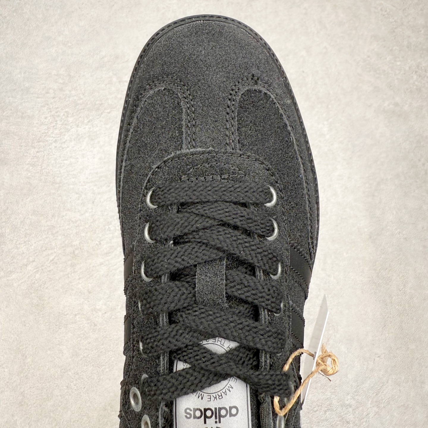 图片[4]-AD Original Samba OG 复古经典轻便板鞋 KI6265 口碑大厂出品 品控大底版型不断改良更新 全套原纸板楦头开发 确保原汁原味 完美呈现桑巴版型 一比一鞋头弧度高度鞋身弧度 此版本只针对中端市场 皮料材质有所更替 其他数据细节工艺流程均保持一致 绝不口嗨 细节品控鞋型随意对比 正确烫金高频细节 原装纳米超迁皮料 独家私模橡胶大底 原盒原配 这款桑巴鞋展示了高质量的工艺 带有装饰的超锁缝制和无缝的手感 柔软、柔软的皮革造型和标志性的3条纹完成了精致的外观 正规合身鞋带 鞋面上有绒面鞋垫 橡胶鞋底 享受正畸套筒软感 自50年代首次亮相以来就一直在赢得粉丝的青睐 尺码：35.5 36 36.5 37.5 38 38.5 39 40 40.5 41 42 42.5 43 44 44.5 45-选品中心