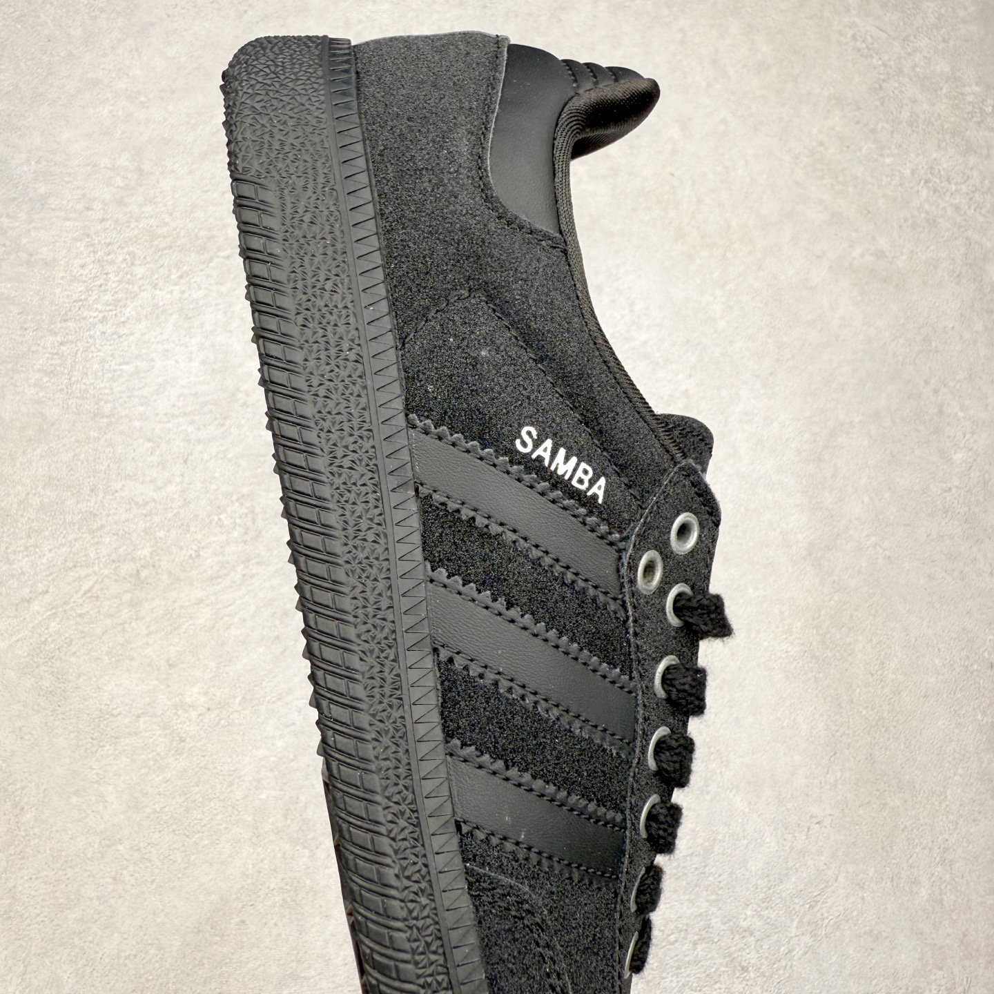 图片[6]-AD Original Samba OG 复古经典轻便板鞋 KI6265 口碑大厂出品 品控大底版型不断改良更新 全套原纸板楦头开发 确保原汁原味 完美呈现桑巴版型 一比一鞋头弧度高度鞋身弧度 此版本只针对中端市场 皮料材质有所更替 其他数据细节工艺流程均保持一致 绝不口嗨 细节品控鞋型随意对比 正确烫金高频细节 原装纳米超迁皮料 独家私模橡胶大底 原盒原配 这款桑巴鞋展示了高质量的工艺 带有装饰的超锁缝制和无缝的手感 柔软、柔软的皮革造型和标志性的3条纹完成了精致的外观 正规合身鞋带 鞋面上有绒面鞋垫 橡胶鞋底 享受正畸套筒软感 自50年代首次亮相以来就一直在赢得粉丝的青睐 尺码：35.5 36 36.5 37.5 38 38.5 39 40 40.5 41 42 42.5 43 44 44.5 45-选品中心