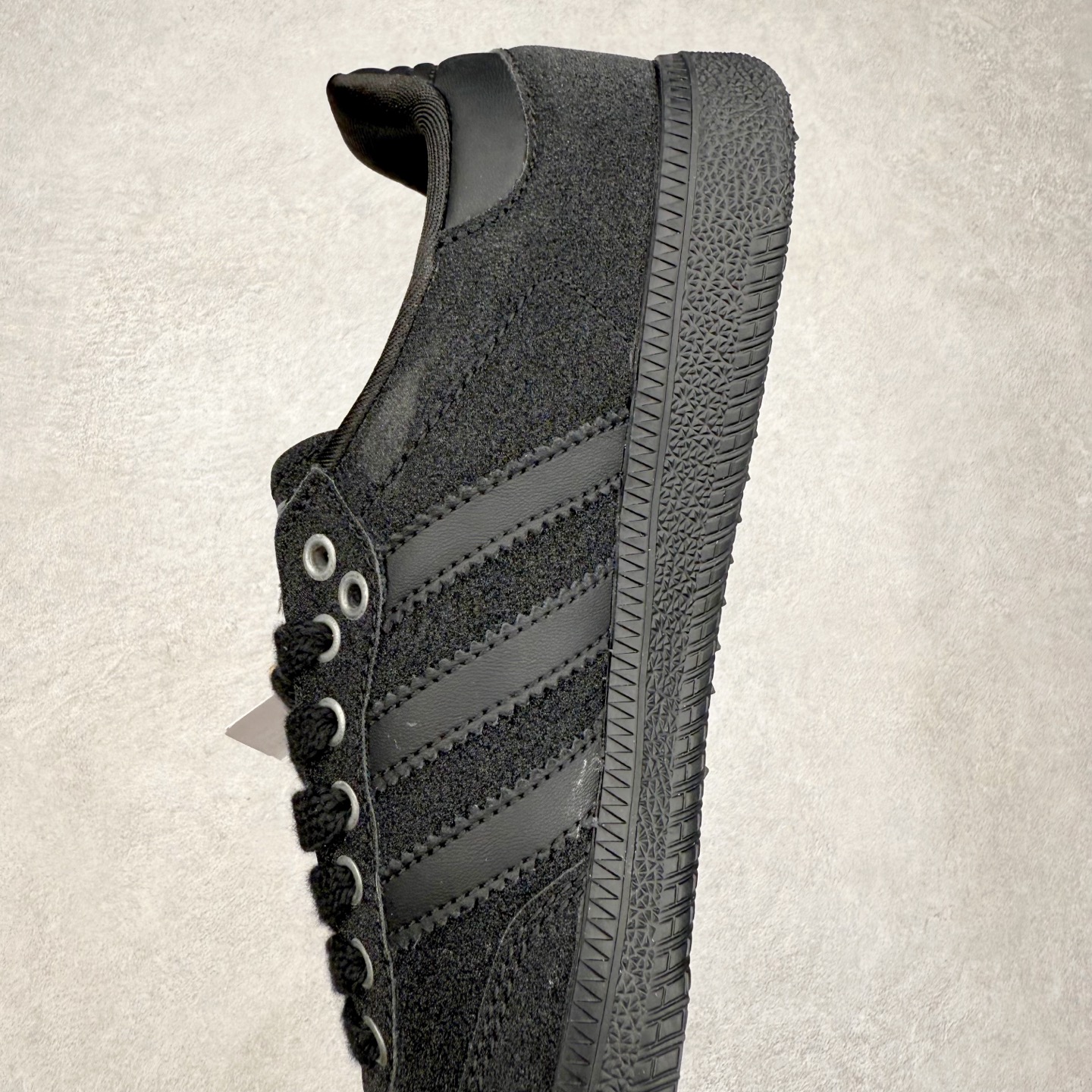 图片[7]-AD Original Samba OG 复古经典轻便板鞋 KI6265 口碑大厂出品 品控大底版型不断改良更新 全套原纸板楦头开发 确保原汁原味 完美呈现桑巴版型 一比一鞋头弧度高度鞋身弧度 此版本只针对中端市场 皮料材质有所更替 其他数据细节工艺流程均保持一致 绝不口嗨 细节品控鞋型随意对比 正确烫金高频细节 原装纳米超迁皮料 独家私模橡胶大底 原盒原配 这款桑巴鞋展示了高质量的工艺 带有装饰的超锁缝制和无缝的手感 柔软、柔软的皮革造型和标志性的3条纹完成了精致的外观 正规合身鞋带 鞋面上有绒面鞋垫 橡胶鞋底 享受正畸套筒软感 自50年代首次亮相以来就一直在赢得粉丝的青睐 尺码：35.5 36 36.5 37.5 38 38.5 39 40 40.5 41 42 42.5 43 44 44.5 45-选品中心