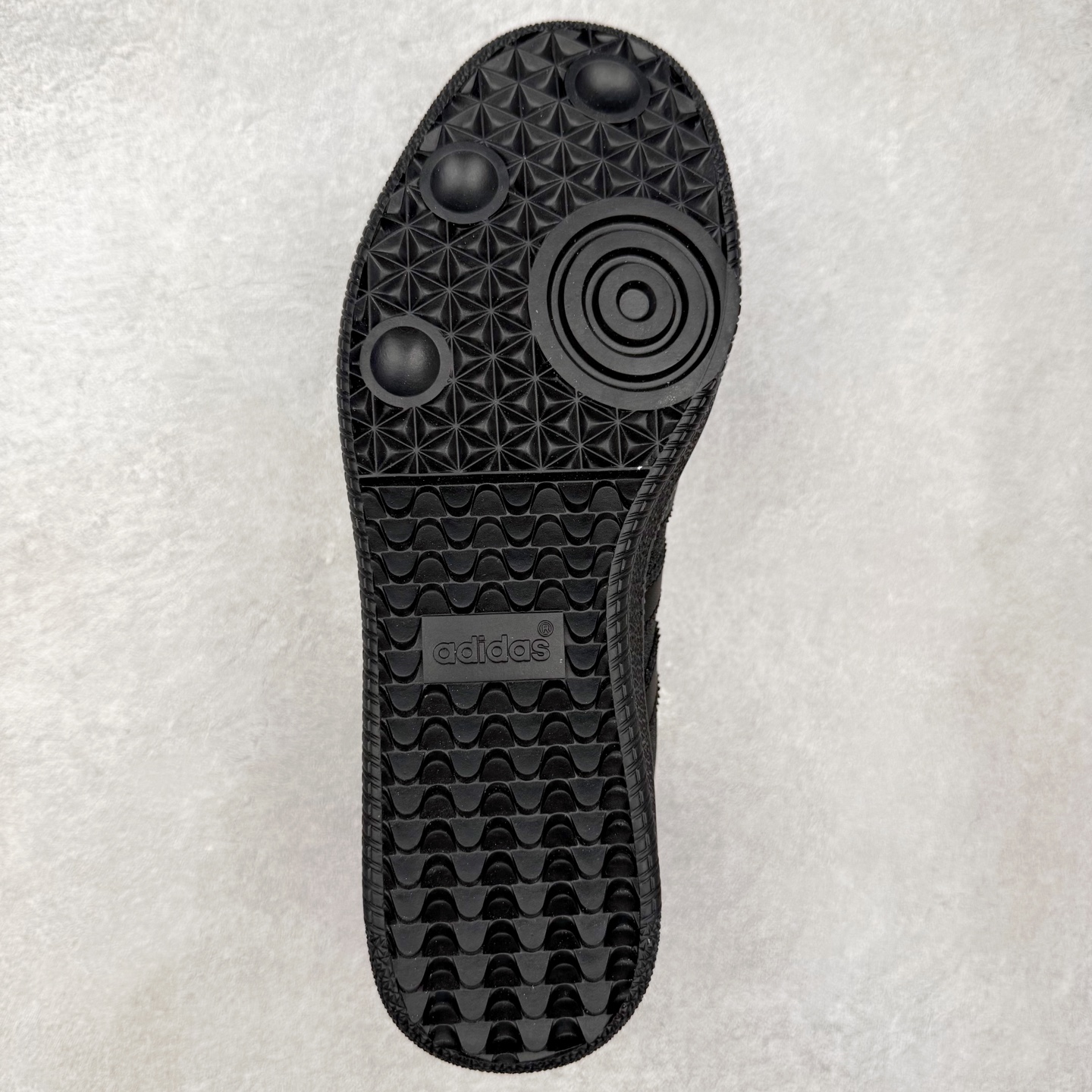 图片[9]-AD Original Samba OG 复古经典轻便板鞋 KI6265 口碑大厂出品 品控大底版型不断改良更新 全套原纸板楦头开发 确保原汁原味 完美呈现桑巴版型 一比一鞋头弧度高度鞋身弧度 此版本只针对中端市场 皮料材质有所更替 其他数据细节工艺流程均保持一致 绝不口嗨 细节品控鞋型随意对比 正确烫金高频细节 原装纳米超迁皮料 独家私模橡胶大底 原盒原配 这款桑巴鞋展示了高质量的工艺 带有装饰的超锁缝制和无缝的手感 柔软、柔软的皮革造型和标志性的3条纹完成了精致的外观 正规合身鞋带 鞋面上有绒面鞋垫 橡胶鞋底 享受正畸套筒软感 自50年代首次亮相以来就一直在赢得粉丝的青睐 尺码：35.5 36 36.5 37.5 38 38.5 39 40 40.5 41 42 42.5 43 44 44.5 45-选品中心