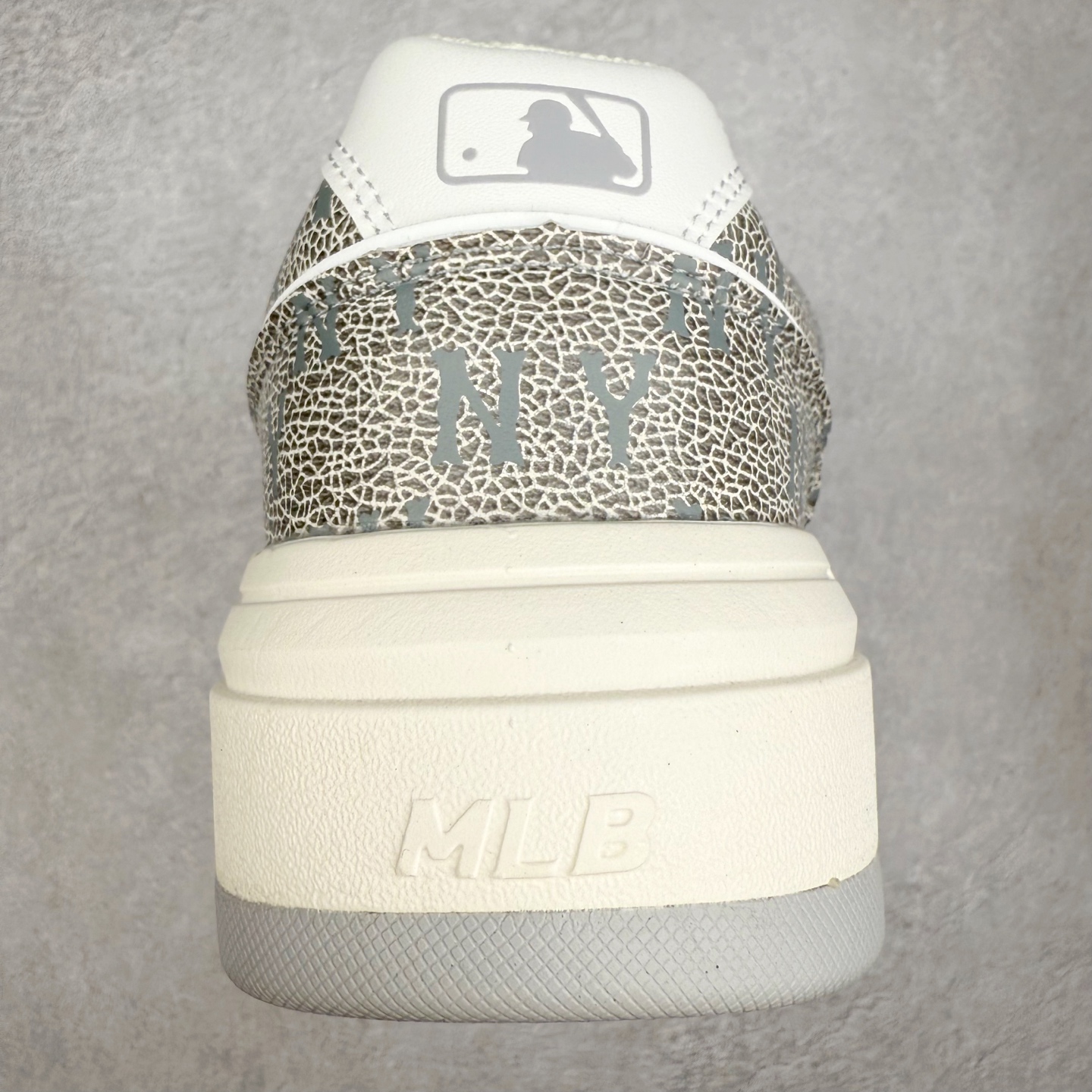 图片[8]-MLB Chunky Liner Basic 复古印花学长鞋系列低帮轻量增高厚底百搭休闲运动慢跑鞋板鞋 Korea韩国联名NY美国榄球纽约洋基队限定 韩国代购专供 全套原楦原纸板原厂数据开发 正确中底拉帮中底网布细节 平台代购专供 左脚内置芯片 韩国代购吊牌标贴 独家一比一RB+MD组合大底 高频后跟小人Logo精准对位立体饱满 正确网布加超迁鞋面 转印中底走线紧密 转印Logo工艺表层防刮不掉色 尺码：35 36 36.5 37.5 38 38.5 39 40 40.5 41 42 42.5 43 44 45-选品中心