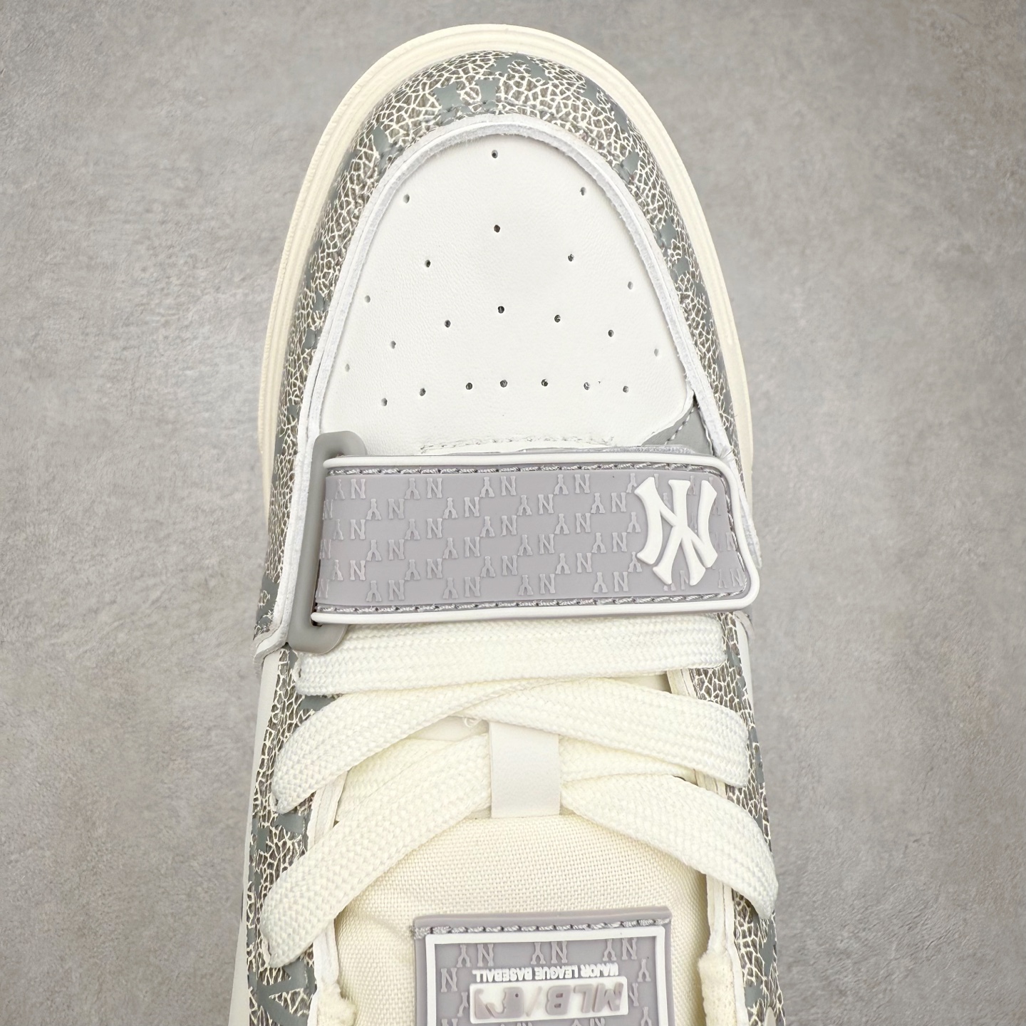 图片[4]-MLB Chunky Liner Basic 复古印花学长鞋系列低帮轻量增高厚底百搭休闲运动慢跑鞋板鞋 Korea韩国联名NY美国榄球纽约洋基队限定 韩国代购专供 全套原楦原纸板原厂数据开发 正确中底拉帮中底网布细节 平台代购专供 左脚内置芯片 韩国代购吊牌标贴 独家一比一RB+MD组合大底 高频后跟小人Logo精准对位立体饱满 正确网布加超迁鞋面 转印中底走线紧密 转印Logo工艺表层防刮不掉色 尺码：35 36 36.5 37.5 38 38.5 39 40 40.5 41 42 42.5 43 44 45-选品中心