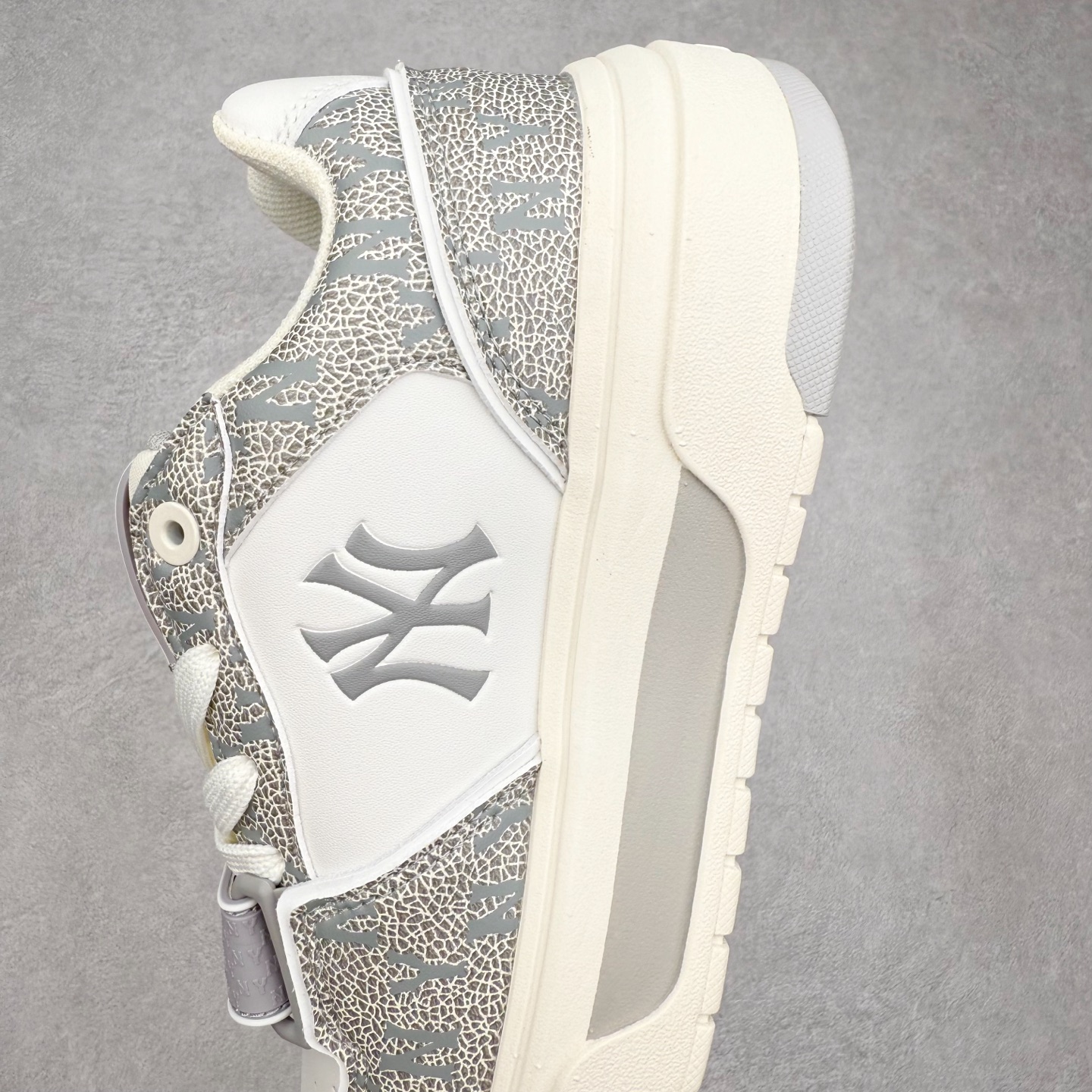 图片[7]-MLB Chunky Liner Basic 复古印花学长鞋系列低帮轻量增高厚底百搭休闲运动慢跑鞋板鞋 Korea韩国联名NY美国榄球纽约洋基队限定 韩国代购专供 全套原楦原纸板原厂数据开发 正确中底拉帮中底网布细节 平台代购专供 左脚内置芯片 韩国代购吊牌标贴 独家一比一RB+MD组合大底 高频后跟小人Logo精准对位立体饱满 正确网布加超迁鞋面 转印中底走线紧密 转印Logo工艺表层防刮不掉色 尺码：35 36 36.5 37.5 38 38.5 39 40 40.5 41 42 42.5 43 44 45-选品中心