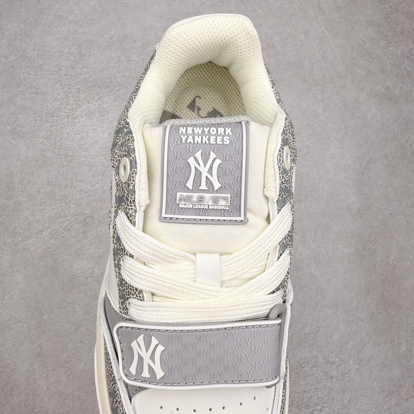 图片[5]-MLB Chunky Liner Basic 复古印花学长鞋系列低帮轻量增高厚底百搭休闲运动慢跑鞋板鞋 Korea韩国联名NY美国榄球纽约洋基队限定 韩国代购专供 全套原楦原纸板原厂数据开发 正确中底拉帮中底网布细节 平台代购专供 左脚内置芯片 韩国代购吊牌标贴 独家一比一RB+MD组合大底 高频后跟小人Logo精准对位立体饱满 正确网布加超迁鞋面 转印中底走线紧密 转印Logo工艺表层防刮不掉色 尺码：35 36 36.5 37.5 38 38.5 39 40 40.5 41 42 42.5 43 44 45-选品中心