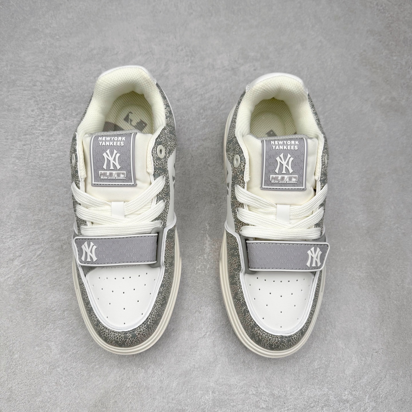 图片[2]-MLB Chunky Liner Basic 复古印花学长鞋系列低帮轻量增高厚底百搭休闲运动慢跑鞋板鞋 Korea韩国联名NY美国榄球纽约洋基队限定 韩国代购专供 全套原楦原纸板原厂数据开发 正确中底拉帮中底网布细节 平台代购专供 左脚内置芯片 韩国代购吊牌标贴 独家一比一RB+MD组合大底 高频后跟小人Logo精准对位立体饱满 正确网布加超迁鞋面 转印中底走线紧密 转印Logo工艺表层防刮不掉色 尺码：35 36 36.5 37.5 38 38.5 39 40 40.5 41 42 42.5 43 44 45-选品中心