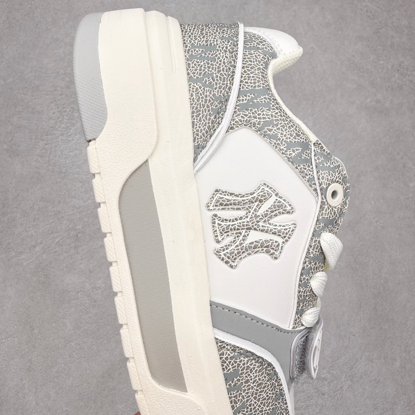 图片[6]-MLB Chunky Liner Basic 复古印花学长鞋系列低帮轻量增高厚底百搭休闲运动慢跑鞋板鞋 Korea韩国联名NY美国榄球纽约洋基队限定 韩国代购专供 全套原楦原纸板原厂数据开发 正确中底拉帮中底网布细节 平台代购专供 左脚内置芯片 韩国代购吊牌标贴 独家一比一RB+MD组合大底 高频后跟小人Logo精准对位立体饱满 正确网布加超迁鞋面 转印中底走线紧密 转印Logo工艺表层防刮不掉色 尺码：35 36 36.5 37.5 38 38.5 39 40 40.5 41 42 42.5 43 44 45-选品中心