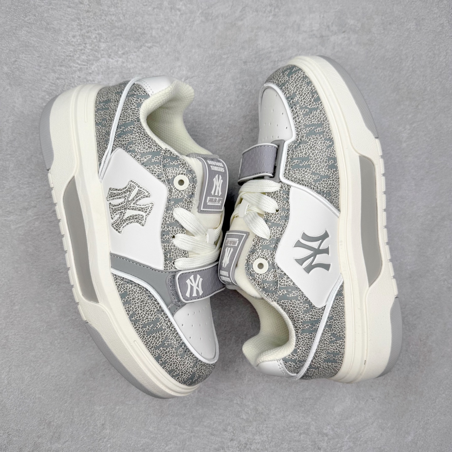 图片[3]-MLB Chunky Liner Basic 复古印花学长鞋系列低帮轻量增高厚底百搭休闲运动慢跑鞋板鞋 Korea韩国联名NY美国榄球纽约洋基队限定 韩国代购专供 全套原楦原纸板原厂数据开发 正确中底拉帮中底网布细节 平台代购专供 左脚内置芯片 韩国代购吊牌标贴 独家一比一RB+MD组合大底 高频后跟小人Logo精准对位立体饱满 正确网布加超迁鞋面 转印中底走线紧密 转印Logo工艺表层防刮不掉色 尺码：35 36 36.5 37.5 38 38.5 39 40 40.5 41 42 42.5 43 44 45-选品中心