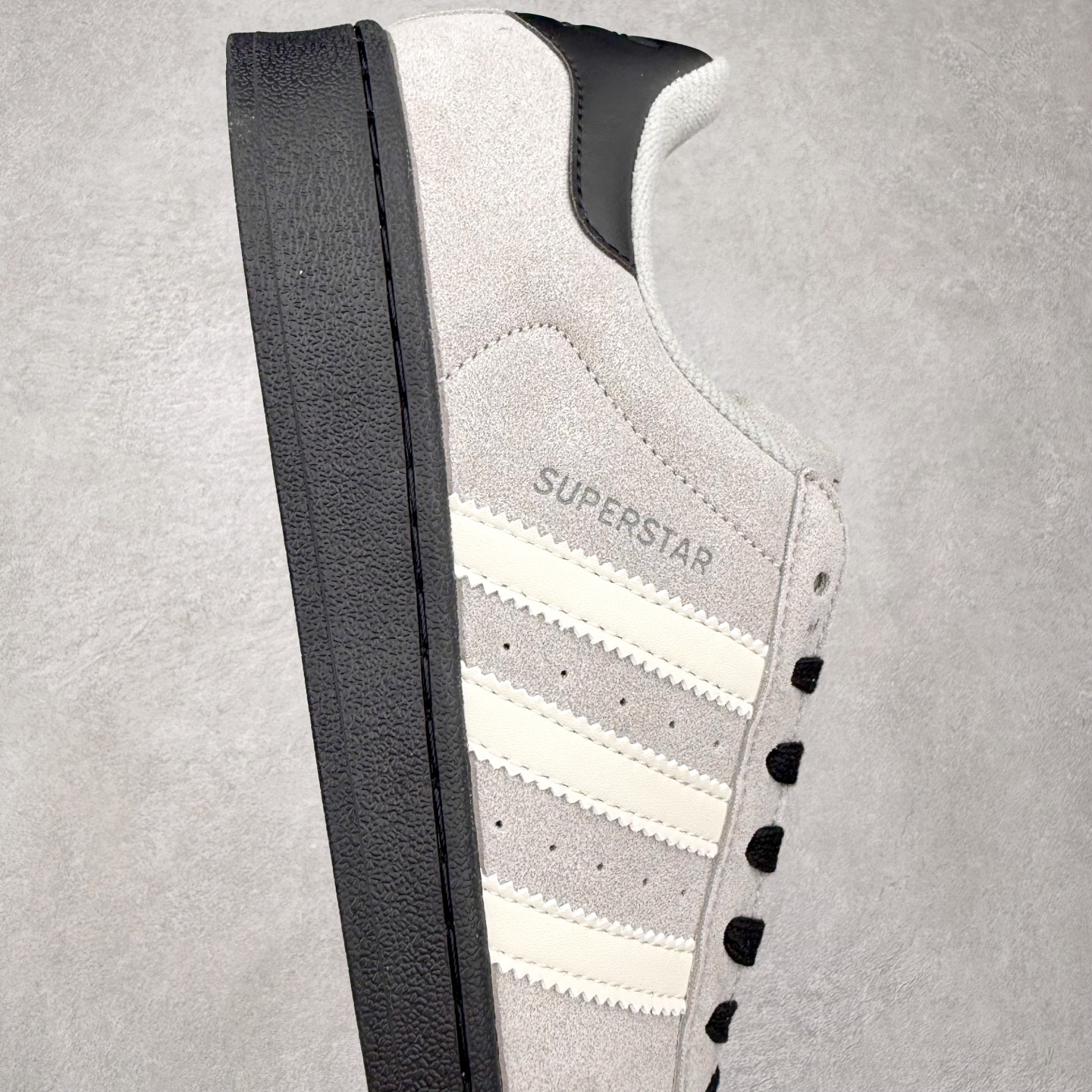 图片[6]-AD Originals Superstar 经典复古贝壳头板鞋 JQ3222 诞生于1969年 是第一双将全皮面鞋 身与橡胶鞋头结合在一起的低帮篮球鞋 Superstar最开始 是作为高帮篮球鞋Pro Model的低帮版本而出现的 但因为其独特和醒目的橡胶鞋头造型而让大家熟知 被大家形象地称为\\\”shelltoe\\\”贝壳头 在70年代的美国职业篮球场上 接近3/4的NBA球员都将这双Superstar作为场上用鞋 80年代之后 经过不断的改良和发展 Superstar逐渐成为横跨时装、音乐、街头文化、休闲和运动等各大领域的时尚潮鞋 尺码：36 36.5 37 38 38.5 39 40 40.5 41 42 42.5 43 44 44.5 45-选品中心
