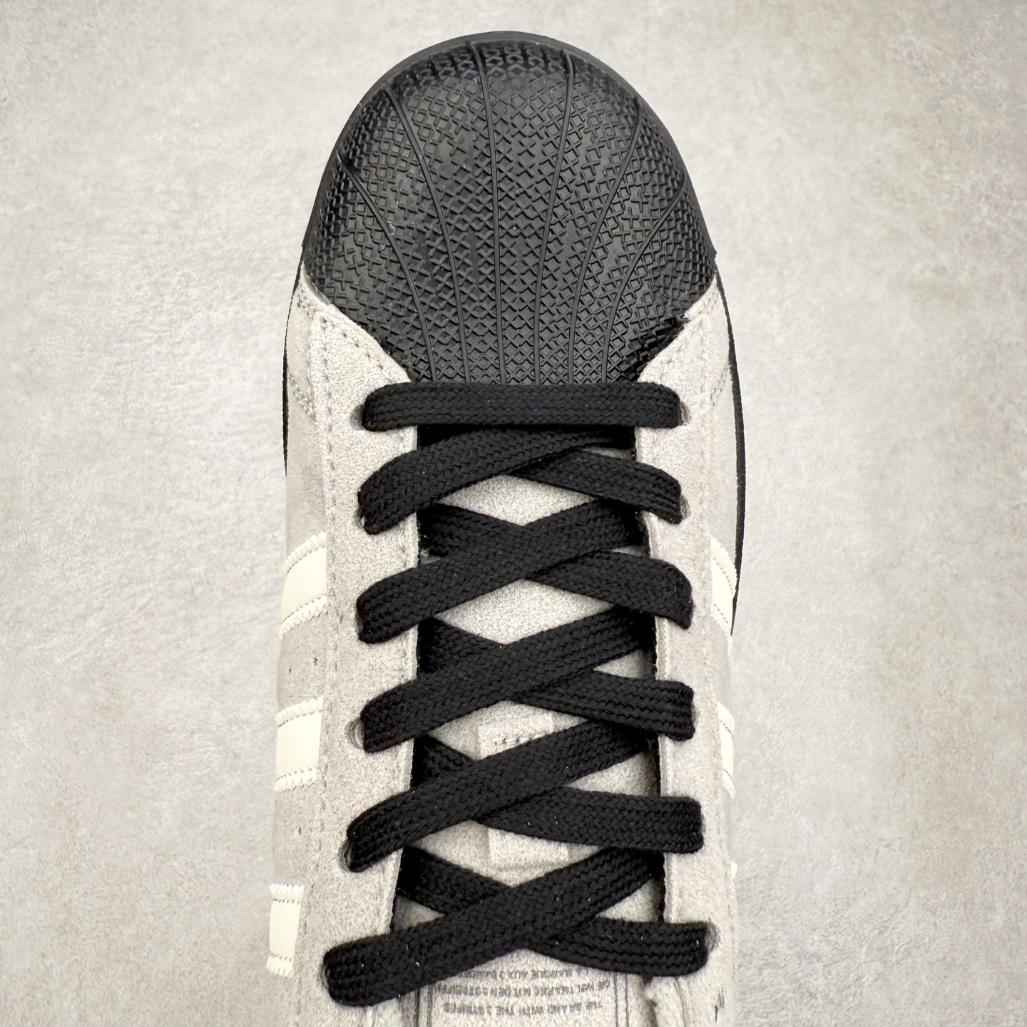 图片[4]-AD Originals Superstar 经典复古贝壳头板鞋 JQ3222 诞生于1969年 是第一双将全皮面鞋 身与橡胶鞋头结合在一起的低帮篮球鞋 Superstar最开始 是作为高帮篮球鞋Pro Model的低帮版本而出现的 但因为其独特和醒目的橡胶鞋头造型而让大家熟知 被大家形象地称为\\\”shelltoe\\\”贝壳头 在70年代的美国职业篮球场上 接近3/4的NBA球员都将这双Superstar作为场上用鞋 80年代之后 经过不断的改良和发展 Superstar逐渐成为横跨时装、音乐、街头文化、休闲和运动等各大领域的时尚潮鞋 尺码：36 36.5 37 38 38.5 39 40 40.5 41 42 42.5 43 44 44.5 45-选品中心