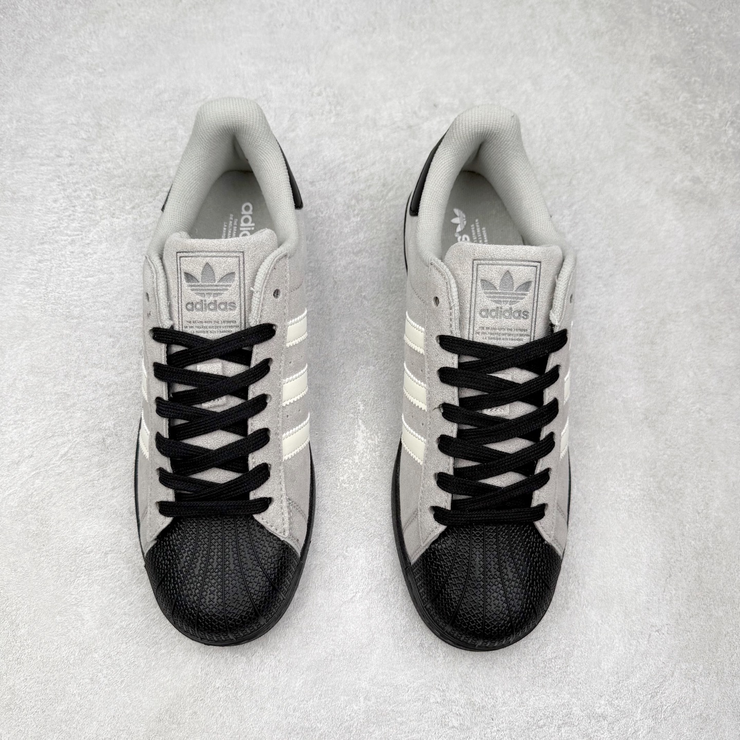 图片[2]-AD Originals Superstar 经典复古贝壳头板鞋 JQ3222 诞生于1969年 是第一双将全皮面鞋 身与橡胶鞋头结合在一起的低帮篮球鞋 Superstar最开始 是作为高帮篮球鞋Pro Model的低帮版本而出现的 但因为其独特和醒目的橡胶鞋头造型而让大家熟知 被大家形象地称为\\\”shelltoe\\\”贝壳头 在70年代的美国职业篮球场上 接近3/4的NBA球员都将这双Superstar作为场上用鞋 80年代之后 经过不断的改良和发展 Superstar逐渐成为横跨时装、音乐、街头文化、休闲和运动等各大领域的时尚潮鞋 尺码：36 36.5 37 38 38.5 39 40 40.5 41 42 42.5 43 44 44.5 45-选品中心