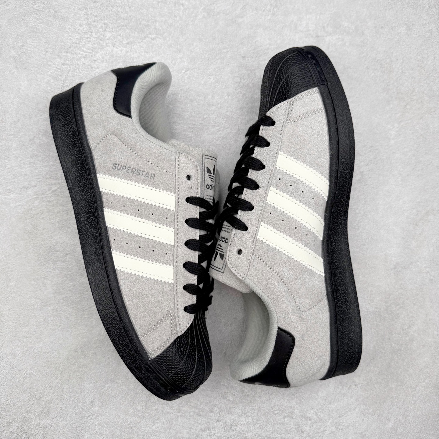图片[3]-AD Originals Superstar 经典复古贝壳头板鞋 JQ3222 诞生于1969年 是第一双将全皮面鞋 身与橡胶鞋头结合在一起的低帮篮球鞋 Superstar最开始 是作为高帮篮球鞋Pro Model的低帮版本而出现的 但因为其独特和醒目的橡胶鞋头造型而让大家熟知 被大家形象地称为\\\”shelltoe\\\”贝壳头 在70年代的美国职业篮球场上 接近3/4的NBA球员都将这双Superstar作为场上用鞋 80年代之后 经过不断的改良和发展 Superstar逐渐成为横跨时装、音乐、街头文化、休闲和运动等各大领域的时尚潮鞋 尺码：36 36.5 37 38 38.5 39 40 40.5 41 42 42.5 43 44 44.5 45-选品中心