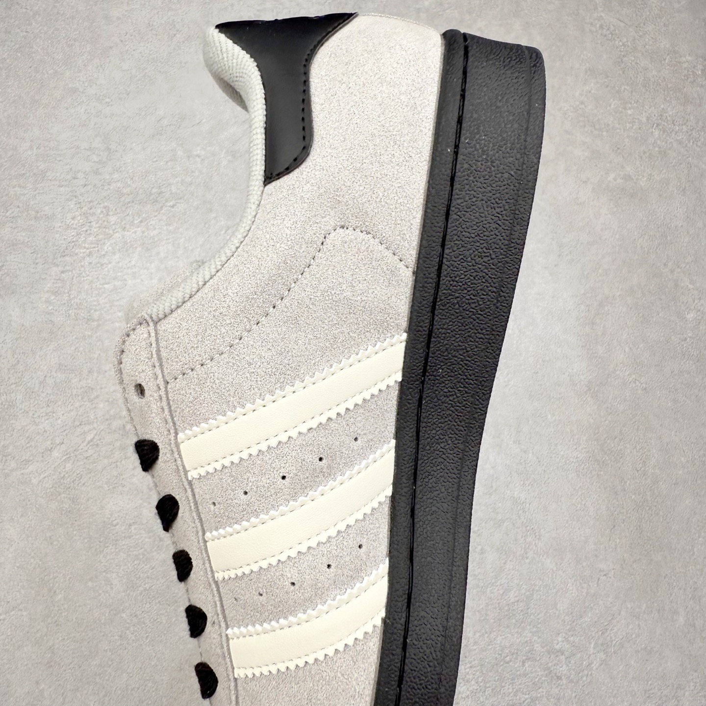 图片[7]-AD Originals Superstar 经典复古贝壳头板鞋 JQ3222 诞生于1969年 是第一双将全皮面鞋 身与橡胶鞋头结合在一起的低帮篮球鞋 Superstar最开始 是作为高帮篮球鞋Pro Model的低帮版本而出现的 但因为其独特和醒目的橡胶鞋头造型而让大家熟知 被大家形象地称为\\\”shelltoe\\\”贝壳头 在70年代的美国职业篮球场上 接近3/4的NBA球员都将这双Superstar作为场上用鞋 80年代之后 经过不断的改良和发展 Superstar逐渐成为横跨时装、音乐、街头文化、休闲和运动等各大领域的时尚潮鞋 尺码：36 36.5 37 38 38.5 39 40 40.5 41 42 42.5 43 44 44.5 45-选品中心