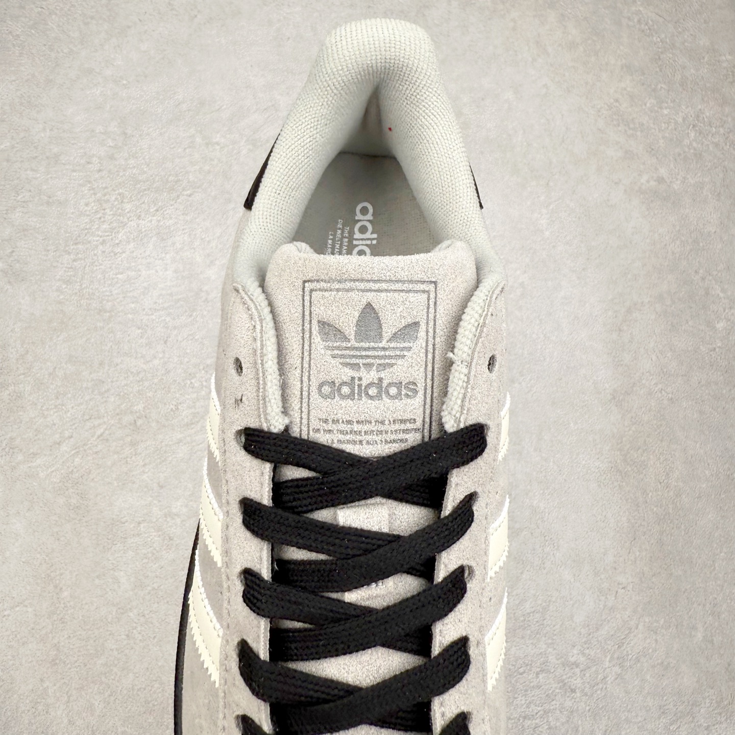 图片[5]-AD Originals Superstar 经典复古贝壳头板鞋 JQ3222 诞生于1969年 是第一双将全皮面鞋 身与橡胶鞋头结合在一起的低帮篮球鞋 Superstar最开始 是作为高帮篮球鞋Pro Model的低帮版本而出现的 但因为其独特和醒目的橡胶鞋头造型而让大家熟知 被大家形象地称为\\\”shelltoe\\\”贝壳头 在70年代的美国职业篮球场上 接近3/4的NBA球员都将这双Superstar作为场上用鞋 80年代之后 经过不断的改良和发展 Superstar逐渐成为横跨时装、音乐、街头文化、休闲和运动等各大领域的时尚潮鞋 尺码：36 36.5 37 38 38.5 39 40 40.5 41 42 42.5 43 44 44.5 45-选品中心