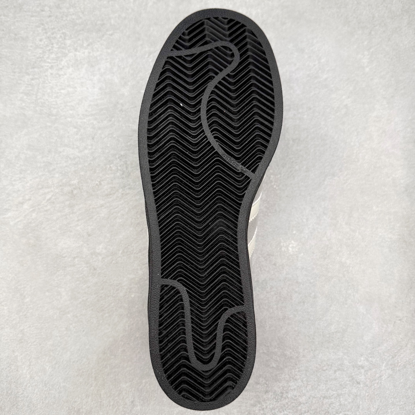 图片[9]-AD Originals Superstar 经典复古贝壳头板鞋 JQ3222 诞生于1969年 是第一双将全皮面鞋 身与橡胶鞋头结合在一起的低帮篮球鞋 Superstar最开始 是作为高帮篮球鞋Pro Model的低帮版本而出现的 但因为其独特和醒目的橡胶鞋头造型而让大家熟知 被大家形象地称为\\\”shelltoe\\\”贝壳头 在70年代的美国职业篮球场上 接近3/4的NBA球员都将这双Superstar作为场上用鞋 80年代之后 经过不断的改良和发展 Superstar逐渐成为横跨时装、音乐、街头文化、休闲和运动等各大领域的时尚潮鞋 尺码：36 36.5 37 38 38.5 39 40 40.5 41 42 42.5 43 44 44.5 45-选品中心