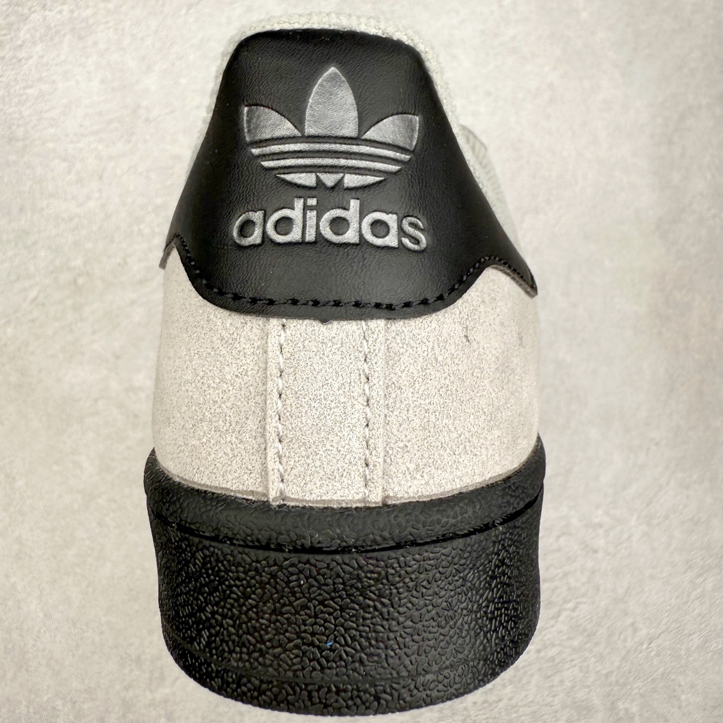 图片[8]-AD Originals Superstar 经典复古贝壳头板鞋 JQ3222 诞生于1969年 是第一双将全皮面鞋 身与橡胶鞋头结合在一起的低帮篮球鞋 Superstar最开始 是作为高帮篮球鞋Pro Model的低帮版本而出现的 但因为其独特和醒目的橡胶鞋头造型而让大家熟知 被大家形象地称为\\\”shelltoe\\\”贝壳头 在70年代的美国职业篮球场上 接近3/4的NBA球员都将这双Superstar作为场上用鞋 80年代之后 经过不断的改良和发展 Superstar逐渐成为横跨时装、音乐、街头文化、休闲和运动等各大领域的时尚潮鞋 尺码：36 36.5 37 38 38.5 39 40 40.5 41 42 42.5 43 44 44.5 45-选品中心