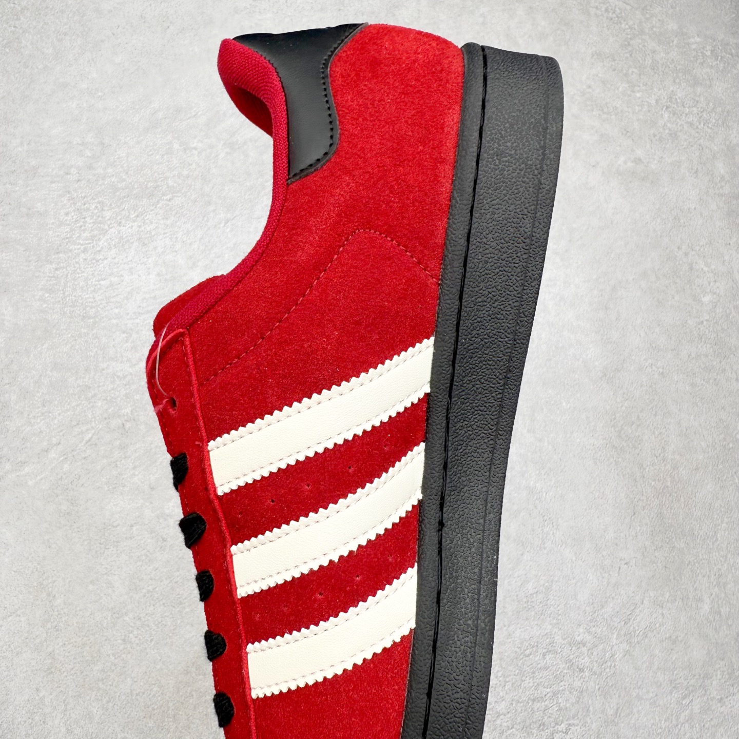 图片[7]-AD Originals Superstar 经典复古贝壳头板鞋 JQ3222 诞生于1969年 是第一双将全皮面鞋 身与橡胶鞋头结合在一起的低帮篮球鞋 Superstar最开始 是作为高帮篮球鞋Pro Model的低帮版本而出现的 但因为其独特和醒目的橡胶鞋头造型而让大家熟知 被大家形象地称为\\\”shelltoe\\\”贝壳头 在70年代的美国职业篮球场上 接近3/4的NBA球员都将这双Superstar作为场上用鞋 80年代之后 经过不断的改良和发展 Superstar逐渐成为横跨时装、音乐、街头文化、休闲和运动等各大领域的时尚潮鞋 尺码：36 36.5 37 38 38.5 39 40 40.5 41 42 42.5 43 44 44.5 45-选品中心