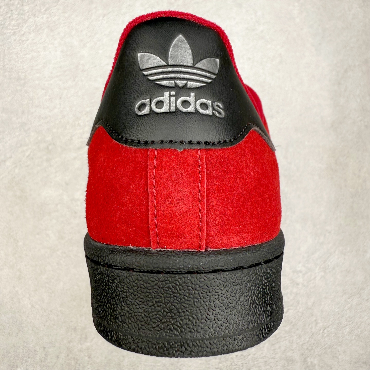 图片[8]-AD Originals Superstar 经典复古贝壳头板鞋 JQ3222 诞生于1969年 是第一双将全皮面鞋 身与橡胶鞋头结合在一起的低帮篮球鞋 Superstar最开始 是作为高帮篮球鞋Pro Model的低帮版本而出现的 但因为其独特和醒目的橡胶鞋头造型而让大家熟知 被大家形象地称为\\\”shelltoe\\\”贝壳头 在70年代的美国职业篮球场上 接近3/4的NBA球员都将这双Superstar作为场上用鞋 80年代之后 经过不断的改良和发展 Superstar逐渐成为横跨时装、音乐、街头文化、休闲和运动等各大领域的时尚潮鞋 尺码：36 36.5 37 38 38.5 39 40 40.5 41 42 42.5 43 44 44.5 45-选品中心