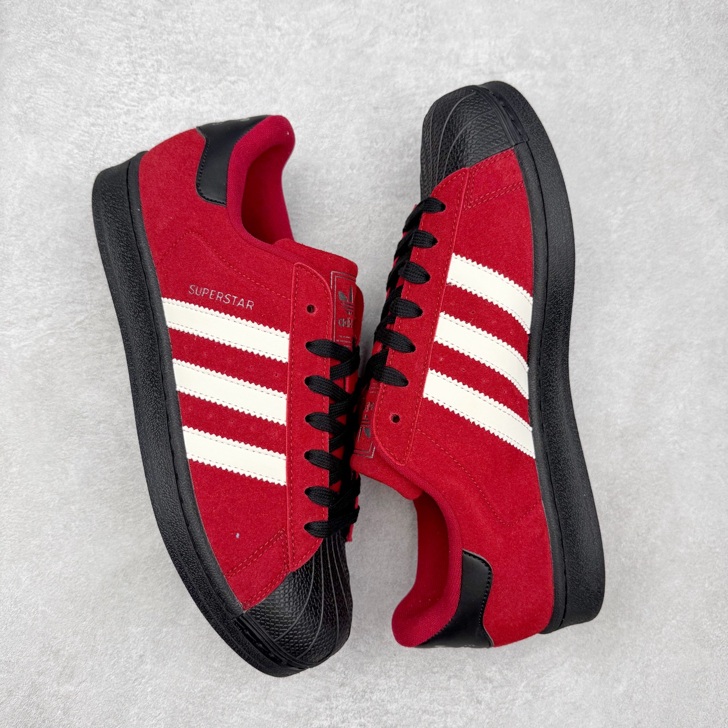 图片[3]-AD Originals Superstar 经典复古贝壳头板鞋 JQ3222 诞生于1969年 是第一双将全皮面鞋 身与橡胶鞋头结合在一起的低帮篮球鞋 Superstar最开始 是作为高帮篮球鞋Pro Model的低帮版本而出现的 但因为其独特和醒目的橡胶鞋头造型而让大家熟知 被大家形象地称为\\\”shelltoe\\\”贝壳头 在70年代的美国职业篮球场上 接近3/4的NBA球员都将这双Superstar作为场上用鞋 80年代之后 经过不断的改良和发展 Superstar逐渐成为横跨时装、音乐、街头文化、休闲和运动等各大领域的时尚潮鞋 尺码：36 36.5 37 38 38.5 39 40 40.5 41 42 42.5 43 44 44.5 45-选品中心