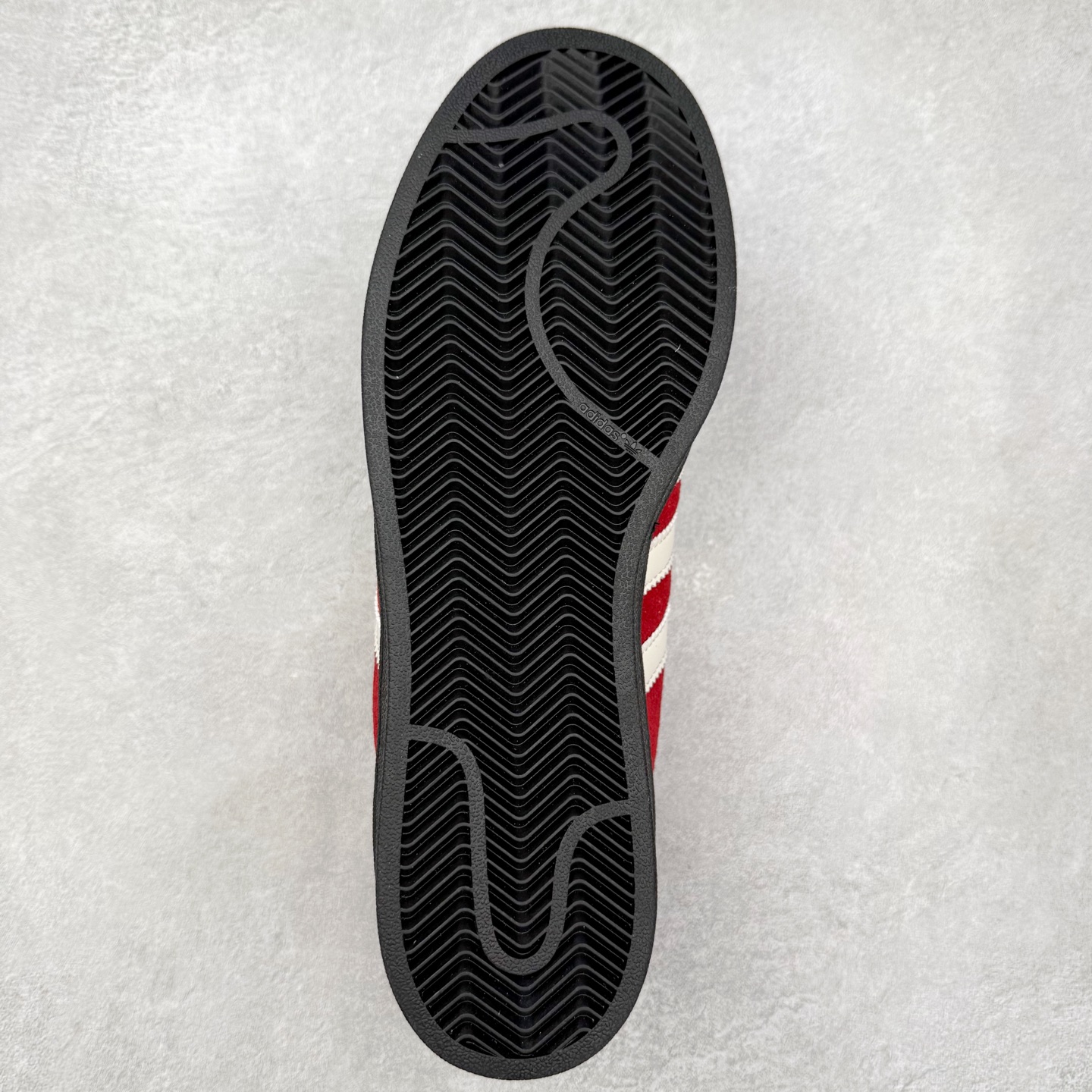 图片[9]-AD Originals Superstar 经典复古贝壳头板鞋 JQ3222 诞生于1969年 是第一双将全皮面鞋 身与橡胶鞋头结合在一起的低帮篮球鞋 Superstar最开始 是作为高帮篮球鞋Pro Model的低帮版本而出现的 但因为其独特和醒目的橡胶鞋头造型而让大家熟知 被大家形象地称为\\\”shelltoe\\\”贝壳头 在70年代的美国职业篮球场上 接近3/4的NBA球员都将这双Superstar作为场上用鞋 80年代之后 经过不断的改良和发展 Superstar逐渐成为横跨时装、音乐、街头文化、休闲和运动等各大领域的时尚潮鞋 尺码：36 36.5 37 38 38.5 39 40 40.5 41 42 42.5 43 44 44.5 45-选品中心