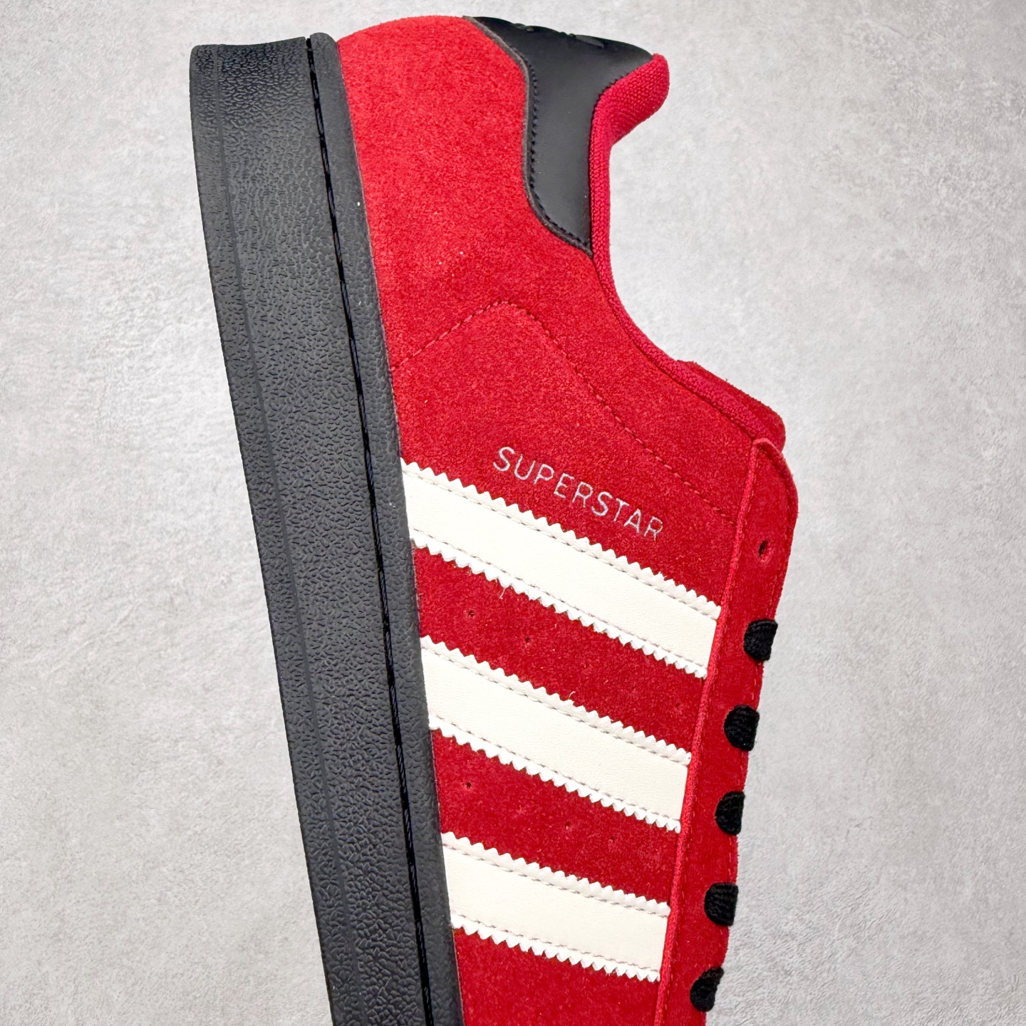 图片[6]-AD Originals Superstar 经典复古贝壳头板鞋 JQ3222 诞生于1969年 是第一双将全皮面鞋 身与橡胶鞋头结合在一起的低帮篮球鞋 Superstar最开始 是作为高帮篮球鞋Pro Model的低帮版本而出现的 但因为其独特和醒目的橡胶鞋头造型而让大家熟知 被大家形象地称为\\\”shelltoe\\\”贝壳头 在70年代的美国职业篮球场上 接近3/4的NBA球员都将这双Superstar作为场上用鞋 80年代之后 经过不断的改良和发展 Superstar逐渐成为横跨时装、音乐、街头文化、休闲和运动等各大领域的时尚潮鞋 尺码：36 36.5 37 38 38.5 39 40 40.5 41 42 42.5 43 44 44.5 45-选品中心