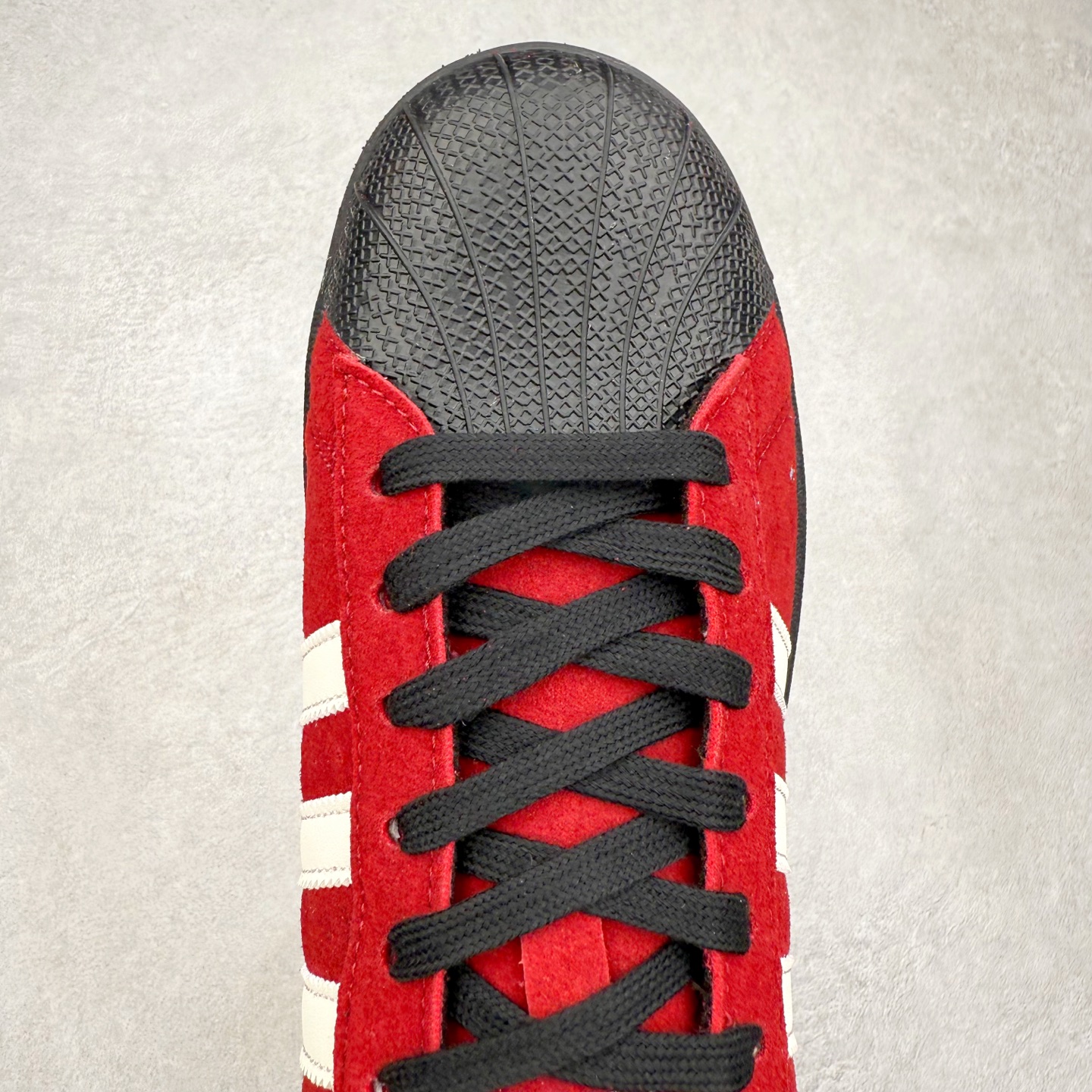 图片[4]-AD Originals Superstar 经典复古贝壳头板鞋 JQ3222 诞生于1969年 是第一双将全皮面鞋 身与橡胶鞋头结合在一起的低帮篮球鞋 Superstar最开始 是作为高帮篮球鞋Pro Model的低帮版本而出现的 但因为其独特和醒目的橡胶鞋头造型而让大家熟知 被大家形象地称为\\\”shelltoe\\\”贝壳头 在70年代的美国职业篮球场上 接近3/4的NBA球员都将这双Superstar作为场上用鞋 80年代之后 经过不断的改良和发展 Superstar逐渐成为横跨时装、音乐、街头文化、休闲和运动等各大领域的时尚潮鞋 尺码：36 36.5 37 38 38.5 39 40 40.5 41 42 42.5 43 44 44.5 45-选品中心