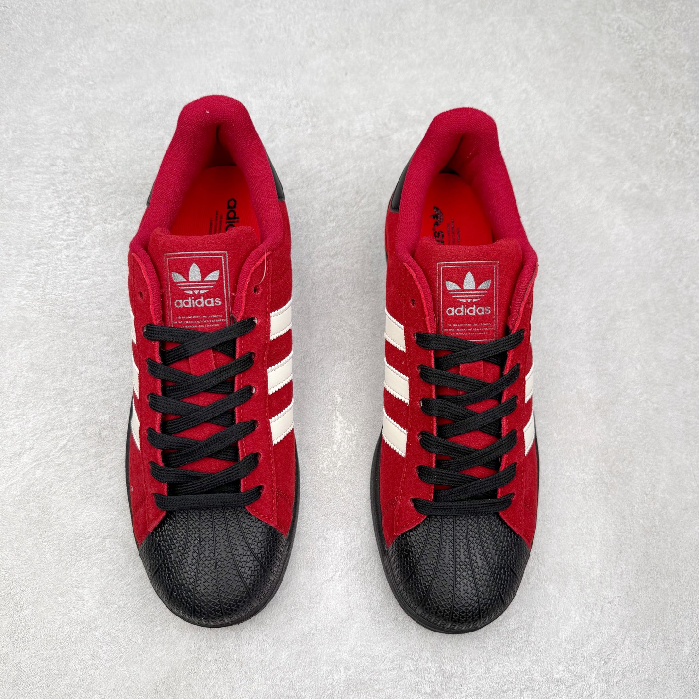 图片[2]-AD Originals Superstar 经典复古贝壳头板鞋 JQ3222 诞生于1969年 是第一双将全皮面鞋 身与橡胶鞋头结合在一起的低帮篮球鞋 Superstar最开始 是作为高帮篮球鞋Pro Model的低帮版本而出现的 但因为其独特和醒目的橡胶鞋头造型而让大家熟知 被大家形象地称为\\\”shelltoe\\\”贝壳头 在70年代的美国职业篮球场上 接近3/4的NBA球员都将这双Superstar作为场上用鞋 80年代之后 经过不断的改良和发展 Superstar逐渐成为横跨时装、音乐、街头文化、休闲和运动等各大领域的时尚潮鞋 尺码：36 36.5 37 38 38.5 39 40 40.5 41 42 42.5 43 44 44.5 45-选品中心