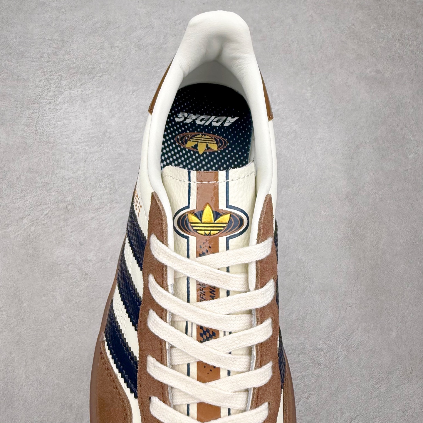 图片[5]-AD Gazelle Indoor Trainers 羚羊内训系列低帮复古百搭休闲运动德训风板鞋 JP9221 90年代经典的复刻版！自60年代以足球训练鞋面世以来,Gazelle就以其经典设计席卷全球。1991年版本的复刻,再造经典Gazelle。采用皮革打造,搭配浊色细节,让这款经典更加简约。尺码：36 36⅔ 37⅓ 38 38⅔ 39⅓ 40 40⅔ 41⅓ 42 42⅔ 43⅓ 44⅓ 44⅔ 45-选品中心