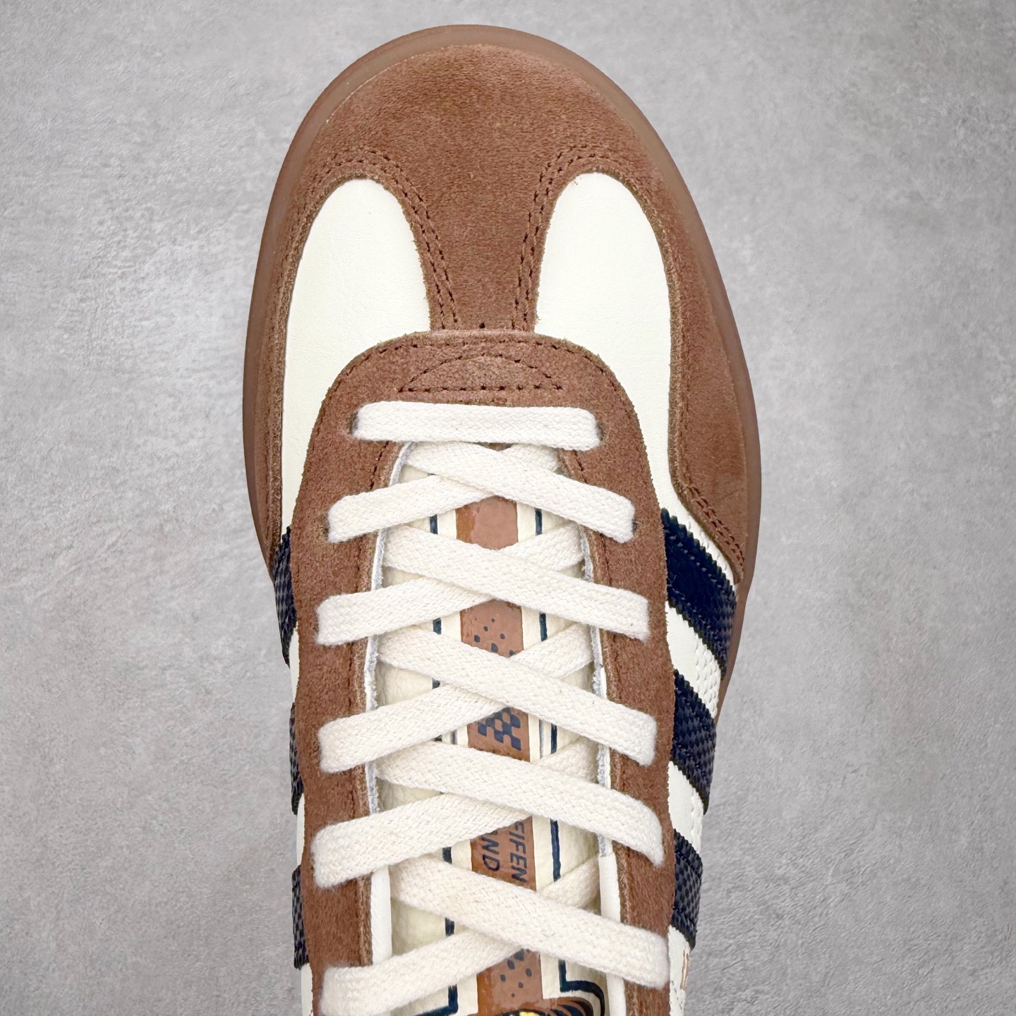 图片[4]-AD Gazelle Indoor Trainers 羚羊内训系列低帮复古百搭休闲运动德训风板鞋 JP9221 90年代经典的复刻版！自60年代以足球训练鞋面世以来,Gazelle就以其经典设计席卷全球。1991年版本的复刻,再造经典Gazelle。采用皮革打造,搭配浊色细节,让这款经典更加简约。尺码：36 36⅔ 37⅓ 38 38⅔ 39⅓ 40 40⅔ 41⅓ 42 42⅔ 43⅓ 44⅓ 44⅔ 45-选品中心