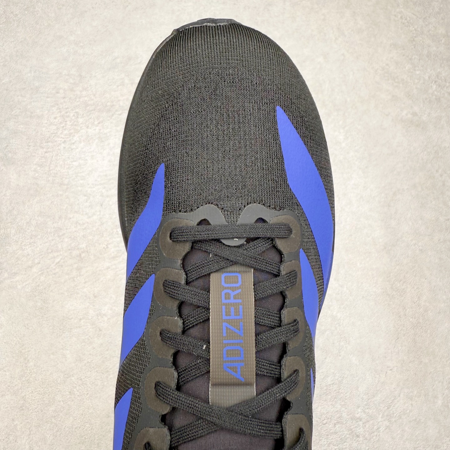 图片[4]-＃纯原 AD Adizero EVO SL 马拉松竞速专业跑鞋 JP7148 CELERMESH针织网面非常轻薄 纤维间的缝隙很大 可以保证跑步时的透气、排汗效果 鞋舌直接与两侧的内衬和鞋底连接在一起 在跑步过程中不会被鞋舌的左右移动所困扰 在标准鞋带孔的基础上再拓宽一组鞋带孔 适合不同脚型的需求 突破性 EnergyRods 技术，有助于跑者实现更好的成绩 中底独特的LIGHTSTRIKE PRO泡棉材质 微弹感觉在跑步过程中给予了良好的支撑体验 对于顶级精英和高水平进阶跑者来说 ADIOS PRO是一双值得信赖的竞速比赛用鞋 尺码：36 36.5 37.5 38 38.5 39 40 40.5 41 42 42.5 43 44 44.5 45-选品中心