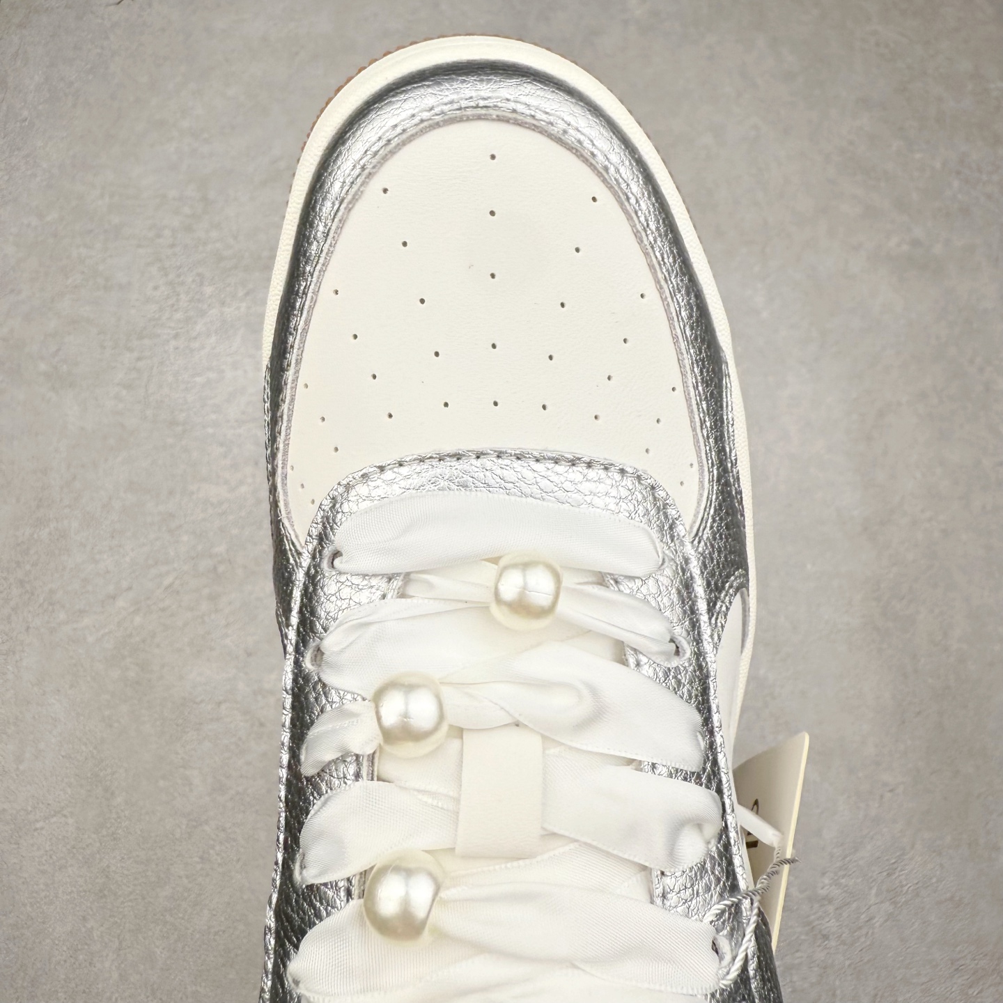 图片[4]-Alo yoga 易梦玲 Jisoo智秀 等多位明星同款上脚 主打各大平台外贸主推大厂采购原材料多处细节一步到位 生产细节 没得说 一款随意搭配的都好看的鞋子aIo采用增高4cm 主打熊猫色 春夏秋冬四季款 舒适简约板鞋 TPU防滑耐磨鞋底 #alo #alo女孩 #AIo #健身穿搭 #鞋子推荐 #板鞋 尺码：35 36 37 38 39 40 41 42 43 44 45-选品中心