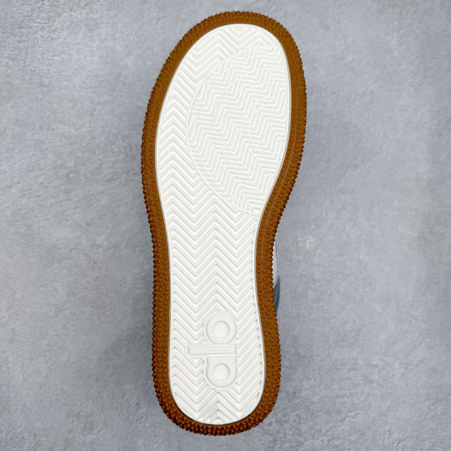 图片[9]-Alo yoga 易梦玲 Jisoo智秀 等多位明星同款上脚 主打各大平台外贸主推大厂采购原材料多处细节一步到位 生产细节 没得说 一款随意搭配的都好看的鞋子aIo采用增高4cm 主打熊猫色 春夏秋冬四季款 舒适简约板鞋 TPU防滑耐磨鞋底 #alo #alo女孩 #AIo #健身穿搭 #鞋子推荐 #板鞋 尺码：35 36 37 38 39 40 41 42 43 44 45-选品中心