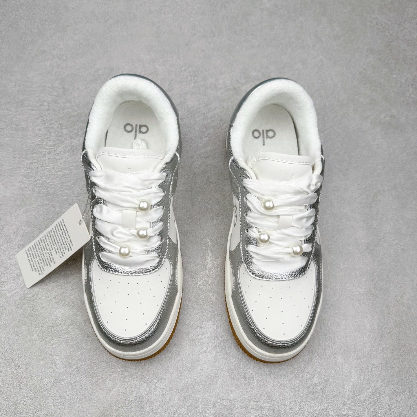 图片[2]-Alo yoga 易梦玲 Jisoo智秀 等多位明星同款上脚 主打各大平台外贸主推大厂采购原材料多处细节一步到位 生产细节 没得说 一款随意搭配的都好看的鞋子aIo采用增高4cm 主打熊猫色 春夏秋冬四季款 舒适简约板鞋 TPU防滑耐磨鞋底 #alo #alo女孩 #AIo #健身穿搭 #鞋子推荐 #板鞋 尺码：35 36 37 38 39 40 41 42 43 44 45-选品中心