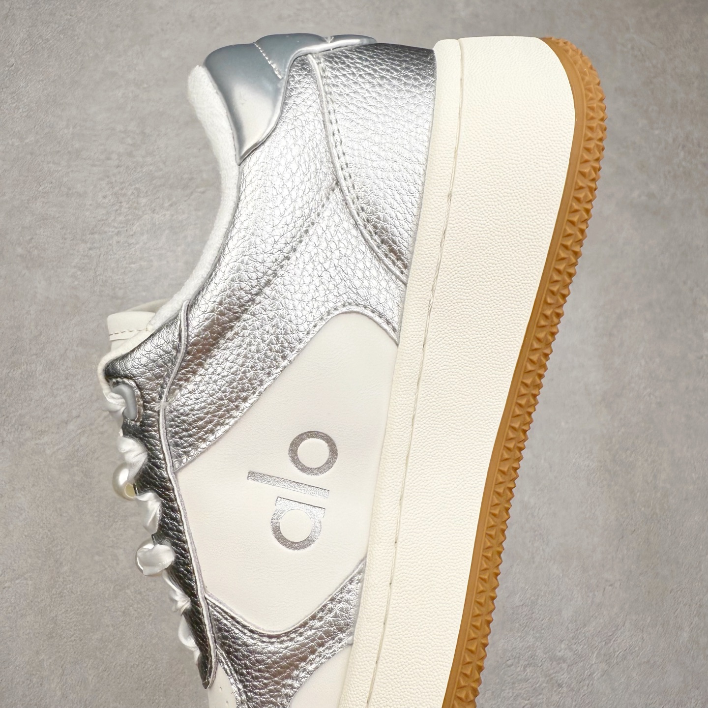 图片[7]-Alo yoga 易梦玲 Jisoo智秀 等多位明星同款上脚 主打各大平台外贸主推大厂采购原材料多处细节一步到位 生产细节 没得说 一款随意搭配的都好看的鞋子aIo采用增高4cm 主打熊猫色 春夏秋冬四季款 舒适简约板鞋 TPU防滑耐磨鞋底 #alo #alo女孩 #AIo #健身穿搭 #鞋子推荐 #板鞋 尺码：35 36 37 38 39 40 41 42 43 44 45-选品中心