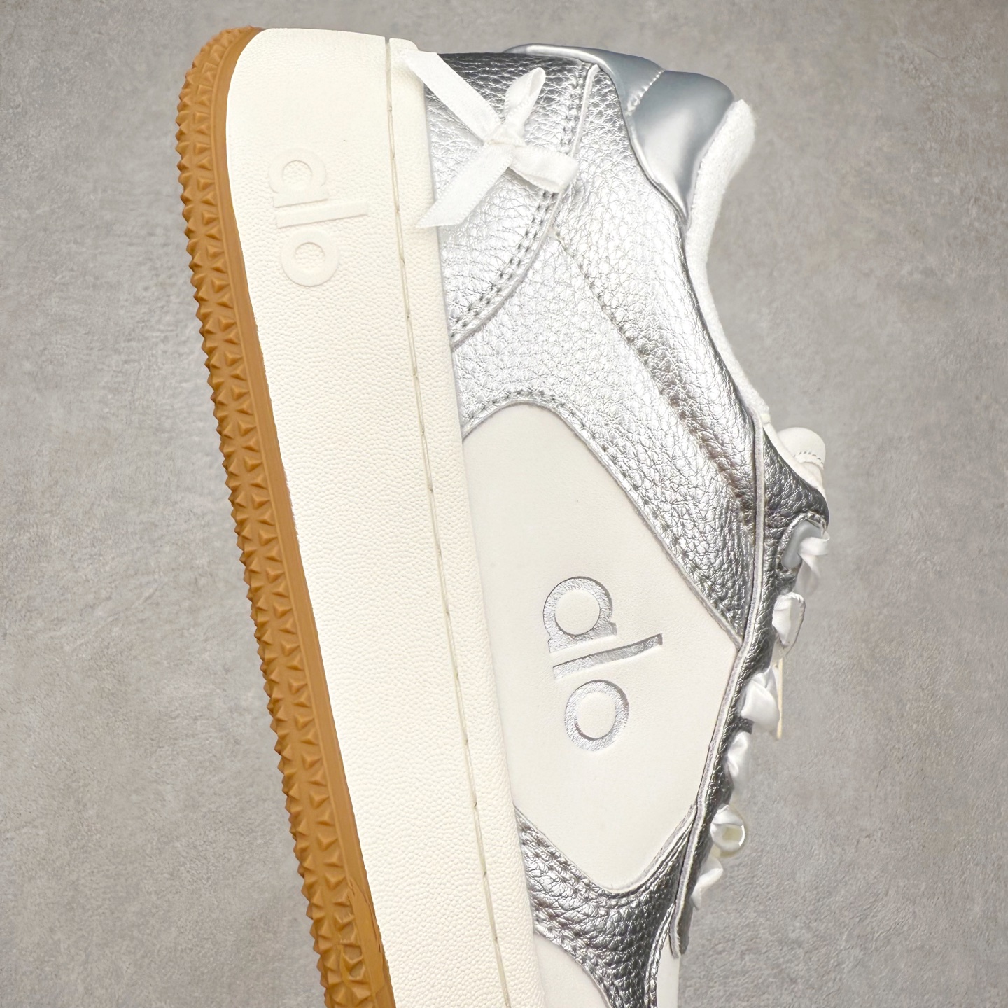 图片[6]-Alo yoga 易梦玲 Jisoo智秀 等多位明星同款上脚 主打各大平台外贸主推大厂采购原材料多处细节一步到位 生产细节 没得说 一款随意搭配的都好看的鞋子aIo采用增高4cm 主打熊猫色 春夏秋冬四季款 舒适简约板鞋 TPU防滑耐磨鞋底 #alo #alo女孩 #AIo #健身穿搭 #鞋子推荐 #板鞋 尺码：35 36 37 38 39 40 41 42 43 44 45-选品中心